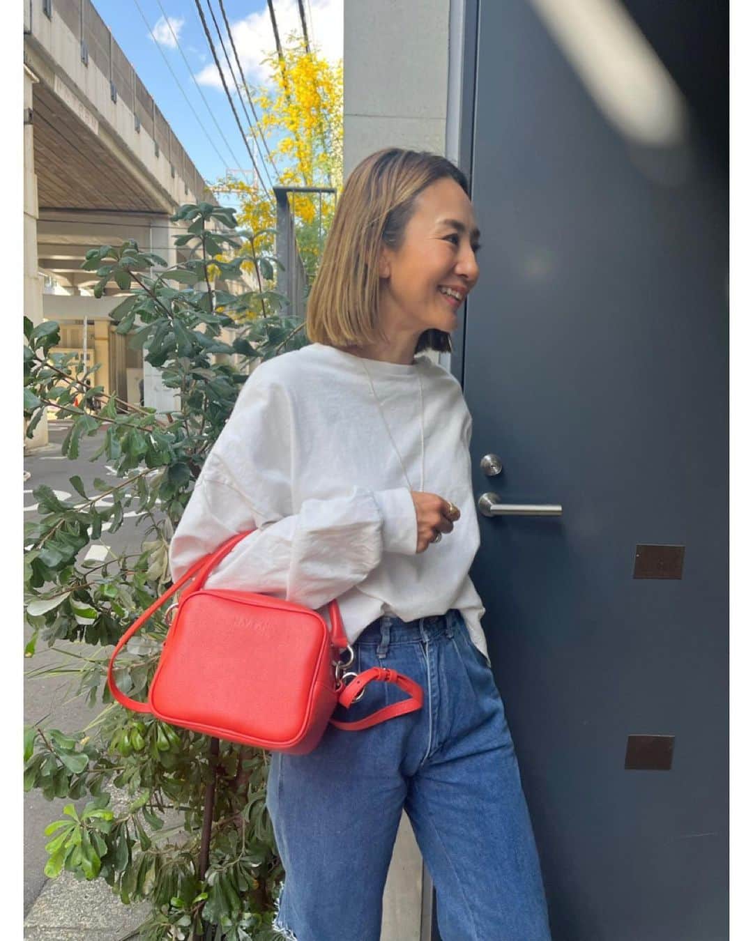 土井地恵理子のインスタグラム：「・ アカ かわいい❤️  デニムは　 @acejeans2021_vintage_denim  のデッドストック👖  #hvfn #bag #coordinate #コーディネート#バニティバッグ」