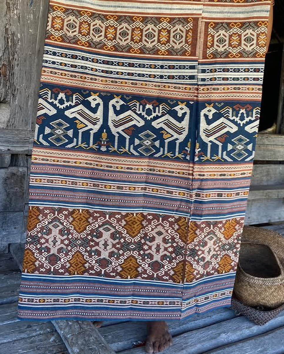 ベックスロックスさんのインスタグラム写真 - (ベックスロックスInstagram)「“Pahikung textiles play a significant role in Sumbanese culture and traditions. They are more than just fabrics but are symbolic representations of the island's rich history, beliefs, and values.” ⠀⠀⠀⠀⠀⠀⠀⠀⠀ ⠀⠀⠀⠀⠀⠀⠀⠀⠀ When out in the field sourcing and connecting with the local communities in #Sumba it is all about hospitality, grace and ritual .  As you walk into the megalithic villages surrounded by ancestral tombs,  the most respected member of the community greets you with a big smile and red laced teeth.  If new to this it can leave you in wonder with the red stained teeth and spitting. Why? You might ask yourself.  It is actually #Betelnut, a traditional stimulant that is widely used and offered. The offering of betel nut plays an important role in the social and cultural practices of the island's inhabitants.  The betel nut is presented on a tray along with other traditional items such as tobacco, lime and a small knife. ⠀⠀⠀⠀⠀⠀⠀⠀⠀ The process of preparing and consuming betel nut is also an important part of their culture. The nut is sliced and mixed with lime and tobacco before being wrapped in a betel leaf and chewed. The combination of these ingredients produces a mild stimulant effect, which is believed to help with digestion and provide a sense of relaxation. ⠀⠀⠀⠀⠀⠀⠀⠀⠀ The offering of betel nut in is considered a symbol of #friendship, #trust, and #respect. It’s a way of welcoming guests and building relationships within the community. ⠀⠀⠀⠀⠀⠀⠀⠀⠀ Once we have been welcomed and after sharing smiles and pigeon bahasa chats their collections of ikats slowly come out of their treasure troves 🥰 Months and months of labour and beauty.  ⠀⠀⠀⠀⠀⠀⠀⠀⠀ ⠀⠀⠀⠀⠀⠀⠀⠀⠀  #TheArtofSlow #offerings  #rituals  #indigenoustextiles #trusttheprocess #travelwithapurpose #tribaltextiles #storytelling #travelwithme  #roadlesstraveled #keeptraditionsalive  #culturalpreservation」4月27日 20時05分 - rcollectivestudio