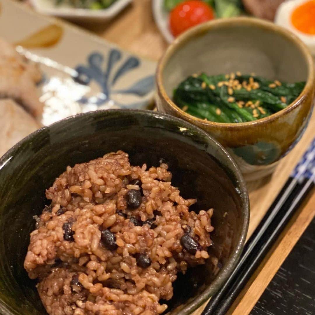 keikobun34のインスタグラム：「▶︎ ずっと食べてみたいと思っていた 酵素玄米。 作ってみたいけど、 味もわからず、 面倒な感じがして、 手を付けられずにいました。  そんなとき出会った、 春日屋さんの 『 3日寝かせ発芽酵素玄米ごはん 』  酵素の働きで玄米を発芽させた 「発芽玄米」に 小豆と塩を混ぜ炊き 3日間熟成させたご飯。 栄養豊富、100%純国産、無添加。 おまけにレンジで90秒と言う手軽さ。　　　　 そしてもちもちで美味しい‼︎ お赤飯みたいなお味で 美味しくいただきました。 食べごたえもあります。  リピ決定‼︎ 常備しておきたいです。  PR @kouso.genmai.kasugaya #春日屋 #3日寝かせ発芽酵素玄米  #発芽酵素玄米 #酵素玄米 #玄米ご飯  #玄米ダイエット  #一日一膳」