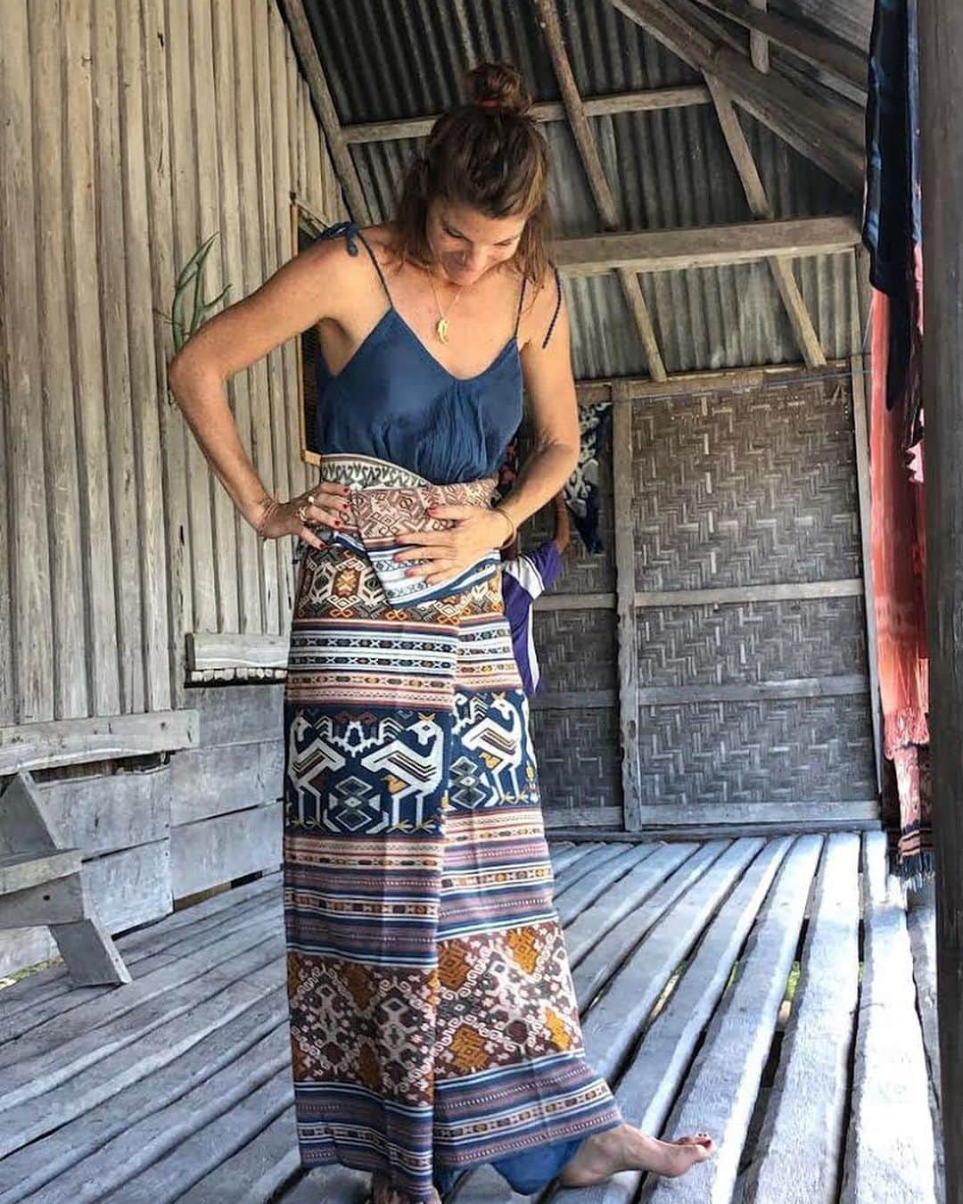 ベックスロックスのインスタグラム：「“Pahikung textiles play a significant role in Sumbanese culture and traditions. They are more than just fabrics but are symbolic representations of the island's rich history, beliefs, and values.” ⠀⠀⠀⠀⠀⠀⠀⠀⠀ ⠀⠀⠀⠀⠀⠀⠀⠀⠀ When out in the field sourcing and connecting with the local communities in #Sumba it is all about hospitality, grace and ritual .  As you walk into the megalithic villages surrounded by ancestral tombs,  the most respected member of the community greets you with a big smile and red laced teeth.  If new to this it can leave you in wonder with the red stained teeth and spitting. Why? You might ask yourself.  It is actually #Betelnut, a traditional stimulant that is widely used and offered. The offering of betel nut plays an important role in the social and cultural practices of the island's inhabitants.  The betel nut is presented on a tray along with other traditional items such as tobacco, lime and a small knife. ⠀⠀⠀⠀⠀⠀⠀⠀⠀ The process of preparing and consuming betel nut is also an important part of their culture. The nut is sliced and mixed with lime and tobacco before being wrapped in a betel leaf and chewed. The combination of these ingredients produces a mild stimulant effect, which is believed to help with digestion and provide a sense of relaxation. ⠀⠀⠀⠀⠀⠀⠀⠀⠀ The offering of betel nut in is considered a symbol of #friendship, #trust, and #respect. It’s a way of welcoming guests and building relationships within the community. ⠀⠀⠀⠀⠀⠀⠀⠀⠀ Once we have been welcomed and after sharing smiles and pigeon bahasa chats their collections of ikats slowly come out of their treasure troves 🥰 Months and months of labour and beauty.  ⠀⠀⠀⠀⠀⠀⠀⠀⠀ ⠀⠀⠀⠀⠀⠀⠀⠀⠀  #TheArtofSlow #offerings  #rituals  #indigenoustextiles #trusttheprocess #travelwithapurpose #tribaltextiles #storytelling #travelwithme  #roadlesstraveled #keeptraditionsalive  #culturalpreservation」