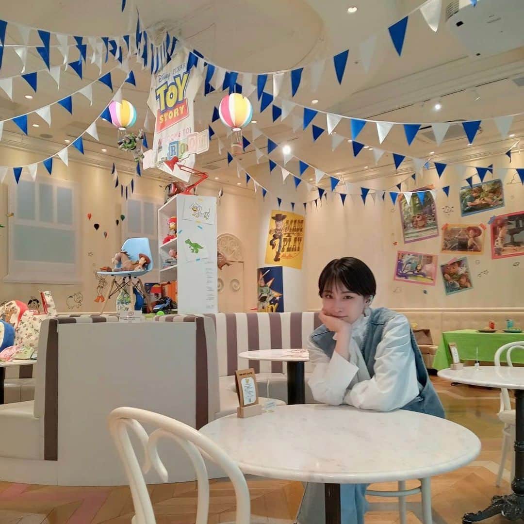 坂本澪香のインスタグラム：「OH MY CAFE 期間限定で 明日からオープンされる スペシャルカフェ 「トイ・ストーリー」OH MY CAFE 内覧会の御招待を頂きお邪魔させていただきました いつも有難う御座います！  いつも細部まで凝り尽くした内装やフードに 感銘です…小さい頃から観てきたので最高の空間でした、そして懐かしくもありました。 期間によってフードメニューが変化していくそうなので楽しみですねえ。  東京 OH MY CAFE 2023年4月28日 (金) 〜 2023年7月9日 (日) ． 大阪 Collabo_Index SHINSAIBASHI 2023年4月27日 (木) 〜 2023年6月18日 (日) ． 名古屋 kawara CAFE&KITCHEN 名古屋PARCO店 2023年4月29日 (土) 〜 2023年6月18日 (日)  URL【https://toyroom.ohmycafe.jp/】  #表参道 #原宿 #ohmycafe」