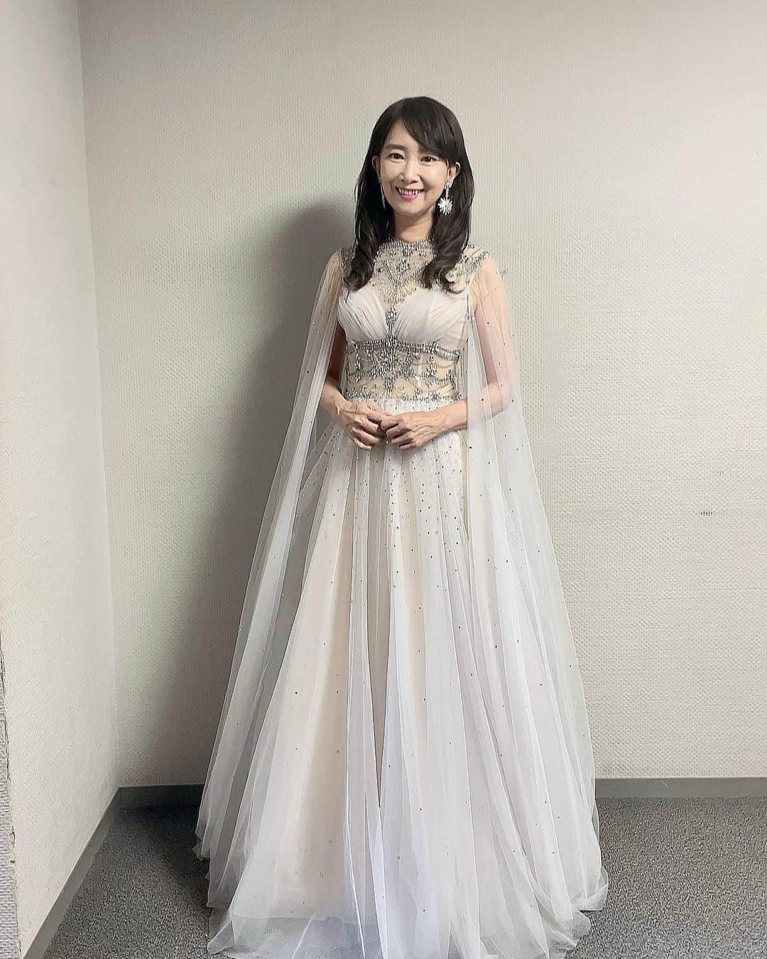 アグネス・チャンのインスタグラム：「Performed at the Japanese Singers Association concert today.  日本歌手協会のコンサートで歌を歌いました。3.5キロ痩せたおかげで、衣装は問題なく着れました。感謝感謝です🥲🥲！」
