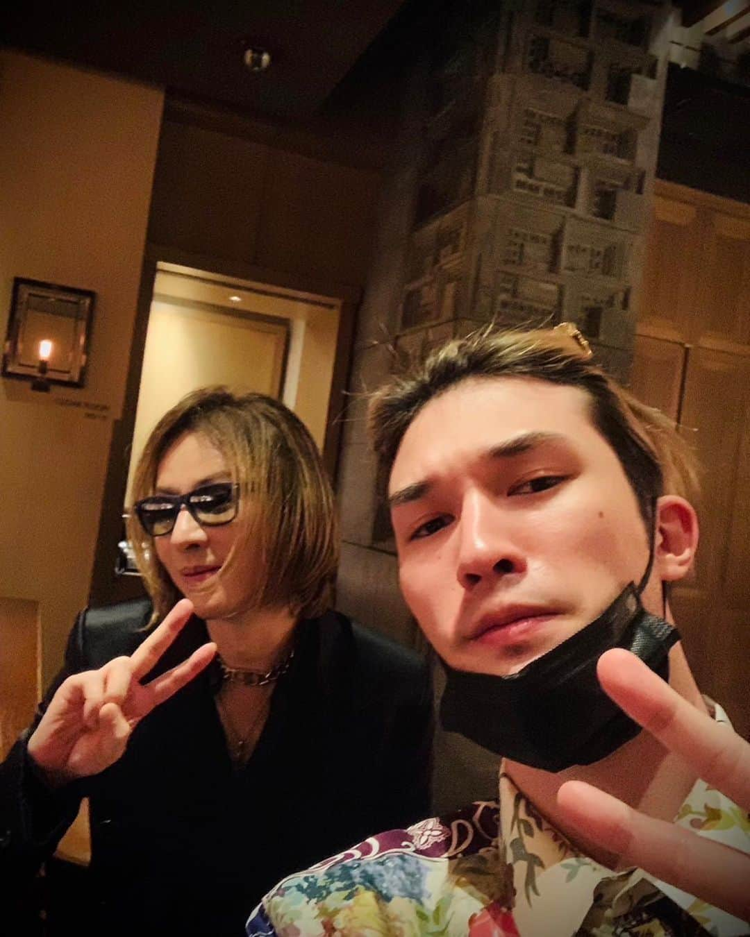 SixTONESのインスタグラム：「⁡ ⁡ ⁡ YOSHIKIさんとプチ打ち上げ〜🍷 ⁡ ⁡ @yoshikiofficial  ⁡ ⁡ #飲み友 #ワイン #XJAPAN #TheLastRockStars #SixTONES #ズドン #ハッシュタグ」