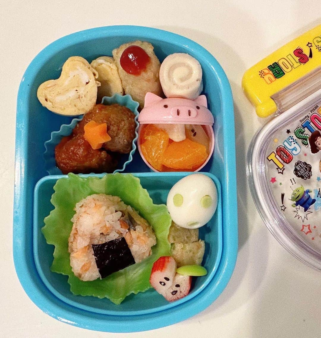 瀬戸サオリのインスタグラム：「お弁当ライフスタート🩵👦🏻🩵  完食してくれて 嬉しすぎる🥹🤍  息子を送った後 ネイルに行って💅 一人でぶらぶらして 全然慣れなくて とっっても寂しくて🫨 待ち時間もずっと 何してるかなぁ？💭とか🥺  一緒にいれる時間は 沢山遊びたいなぁ🩵🤍🩶  また明日も早起きがんばろ〜🫡  #幼稚園お弁当 #有機野菜 #オーガニック #saori_cooking」