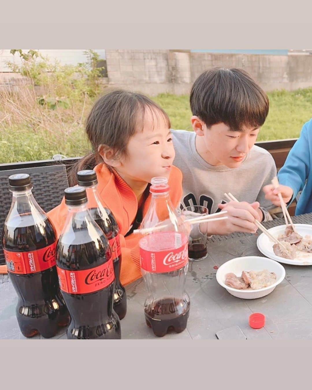 Kazukiさんのインスタグラム写真 - (KazukiInstagram)「あたたかくもなってきて、先日はお天気も良かったので🌞、お庭で簡易テントを建ててお家キャンプ🏕&BBQをしました✨今回も大好きなコカ•コーラと一緒にみんなお肉と海鮮をお腹いっぱい食べました🍖🦪✨ @cocacola_japan ・ 家族でパーティーやイベントをする度にコカ•コーラは飲みますが、この時期外でBBQしながら飲むと一段と美味しく感じます😁✨ ・ 今年は3人の子ども達の入学式を終え、とうとう保育園組が2人になり何だか寂しい感じですが😭、進学や進級した子ども達から新学期の様子も聞きながら、沢山食べて飲んで母も一緒に家族で楽しい時間でした😌 • • #肉にはコーク #美味しいに決まってる #コカ•コーラ  #PR #漆山家 #大家族　#お家キャンプ　#BBQ #新学期」4月27日 20時13分 - kazuki13mama