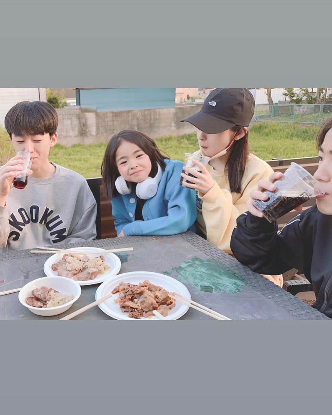 Kazukiさんのインスタグラム写真 - (KazukiInstagram)「あたたかくもなってきて、先日はお天気も良かったので🌞、お庭で簡易テントを建ててお家キャンプ🏕&BBQをしました✨今回も大好きなコカ•コーラと一緒にみんなお肉と海鮮をお腹いっぱい食べました🍖🦪✨ @cocacola_japan ・ 家族でパーティーやイベントをする度にコカ•コーラは飲みますが、この時期外でBBQしながら飲むと一段と美味しく感じます😁✨ ・ 今年は3人の子ども達の入学式を終え、とうとう保育園組が2人になり何だか寂しい感じですが😭、進学や進級した子ども達から新学期の様子も聞きながら、沢山食べて飲んで母も一緒に家族で楽しい時間でした😌 • • #肉にはコーク #美味しいに決まってる #コカ•コーラ  #PR #漆山家 #大家族　#お家キャンプ　#BBQ #新学期」4月27日 20時13分 - kazuki13mama