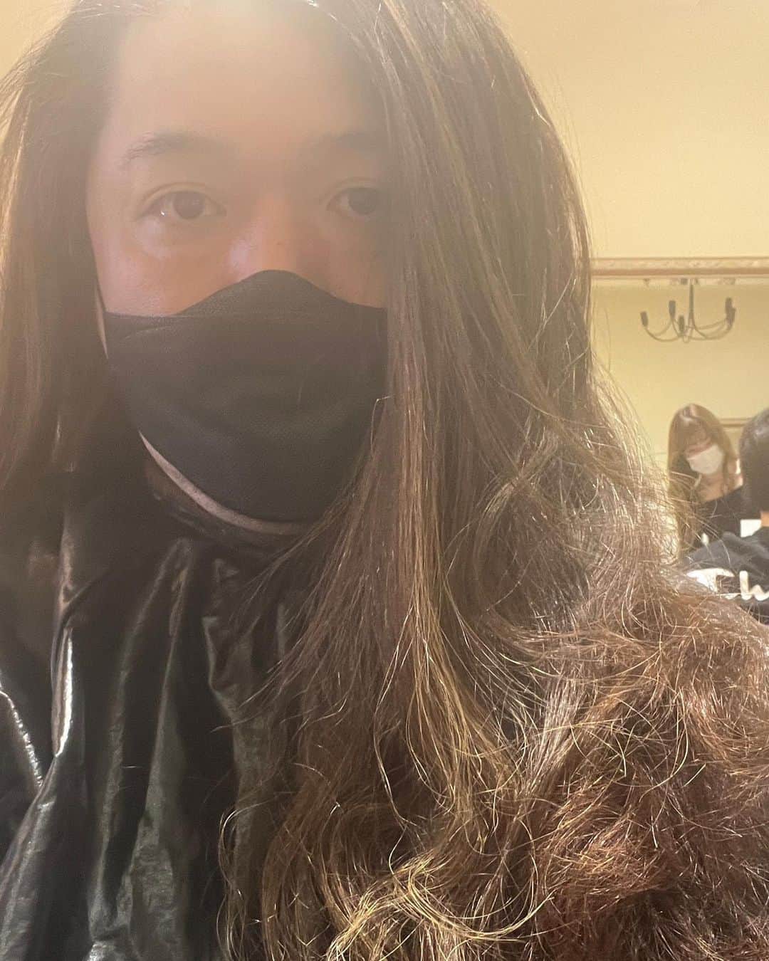 326のインスタグラム：「髪の毛のケアしてもらいながら個展の詳細データを作ってます。もう明日搬入で明後日から個展かと思うと一年はや 体感3日くらい 嘘ごめん。ちゃんと一年で感じてる。よく嘘つく 髪下ろすと普通にZAZY 髪の毛重いのがデフォになりすぎてもし切ったら重りを外した悟空みたいになりそう。今俺強くなってる」