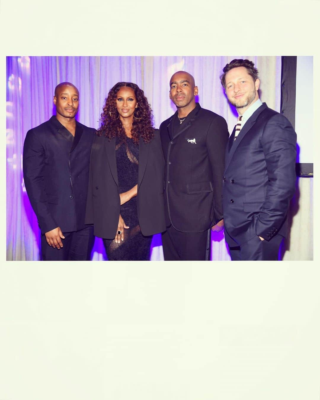 デレク・ブラスバーグのインスタグラム：「The short caption: TAKE IT LIKE IMAN! Thrilled and humbled to be honored by @housingworks alongside the iconic @the_real_iman @jasonbolden and @adair_curtis at this year's Groundbreaker Awards, and extra grateful to @siennathing for presenting me the gong 🏠❤️🏆  The long caption: Growing up in St. Louis, I didn’t know any gay people. Now I joke that the only out people my family knew when I was young were Elton John and Liberace. In the 90s, the AIDS crisis felt a scary, looming obstacle in a community I knew I was secretly a part of. So I was scared to grow up and come out. But! When I got to New York in 2000, I was relieved to discover organizations like Housing Works, which display the power of chosen families and support systems. I saw the LGBTQ+ community take care of their elderly, especially when they had nowhere else to turn. It was incredible. It filled me with pride.   Housing Works was founded in 1990 by people who were dedicated to serving the tens of thousands of homeless men, women and children living with HIV and AIDS. In the past three decades, they’ve worked with more than 150,000 (!) people in this community. Today, they run more than 700 units of supportive housing, more than any similar provider in the nation. Their tireless work is now helping to bring an end to the AIDS epidemic and fight policies that continue to marginalize communities at risk.   Last week, they honored me with a Groundbreaker Award, which made me nostalgic for the 23 years I've lived in this town. I've gone from a Housing Works shopper to an honoree, from being a bright eyed kid in this big city to being a proud gay father with kids I hope will become the sort of New Yorkers that build and support Housing Works's missions. (In her introduction, Sienna Miller also reminded me we met as wild teenagers and have somehow turned into wild parents of wild kids of our own.) Thank you to the many incredible people at Housing Works and Design on a Dime that work tirelessly on behalf of the LGBTQ+ community. Your work is incredible and honorable, and I salute you. And thanks to my mom and dad for coming out to continually support me. ❤️  📸: Gary Gershoff for Getty」
