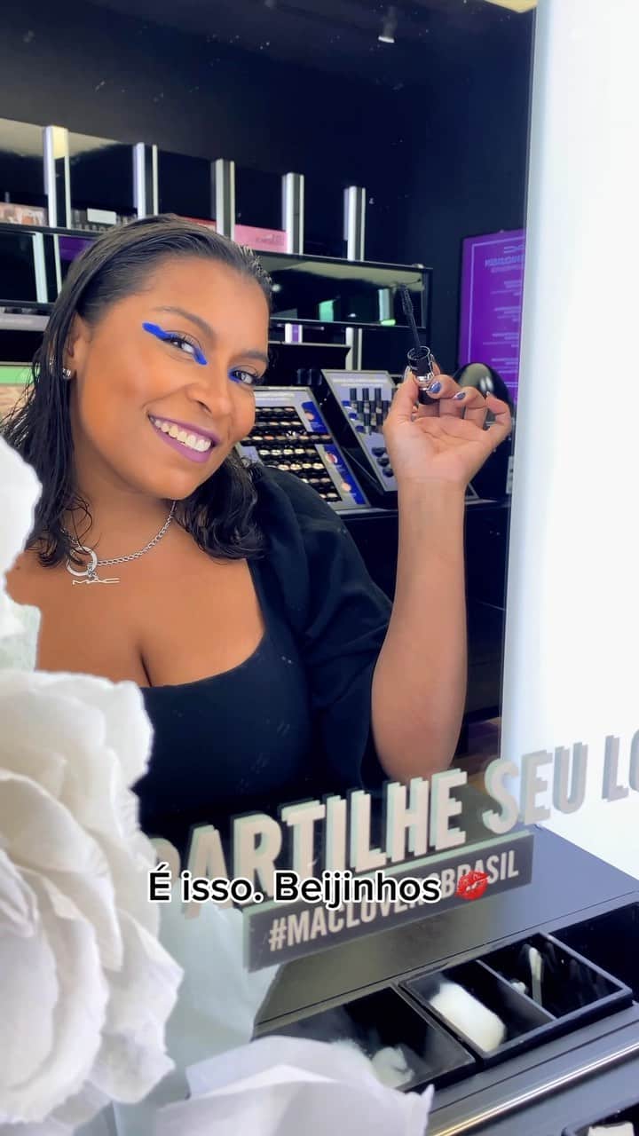 M·A·C Cosmetics BRのインスタグラム：「A @isisrolszt já te lançou o convite 🤩 A nossa mais nova M•A•CStack Waterproof chegou nas lojas M•A•C de toodo Brasil 💫 Venha se apaixonar pela tecnologia à prova d’água, à prova de transferência e de qualquer borrão 💦   Acesse o link na bio e encontre a loja mais próxima de você!  #ParaTodoMundoVer: no vídeo aparece a Artista M•A•C @isisrolszt apresentando uma das lojas da marca com a nova máscara M•A•CStack Waterproof de embalagem preta com detalhes em prata e escrita em azul.   #Regram: @isisrolszt #MACStackWaterproof #Transferproof #Waterproof」