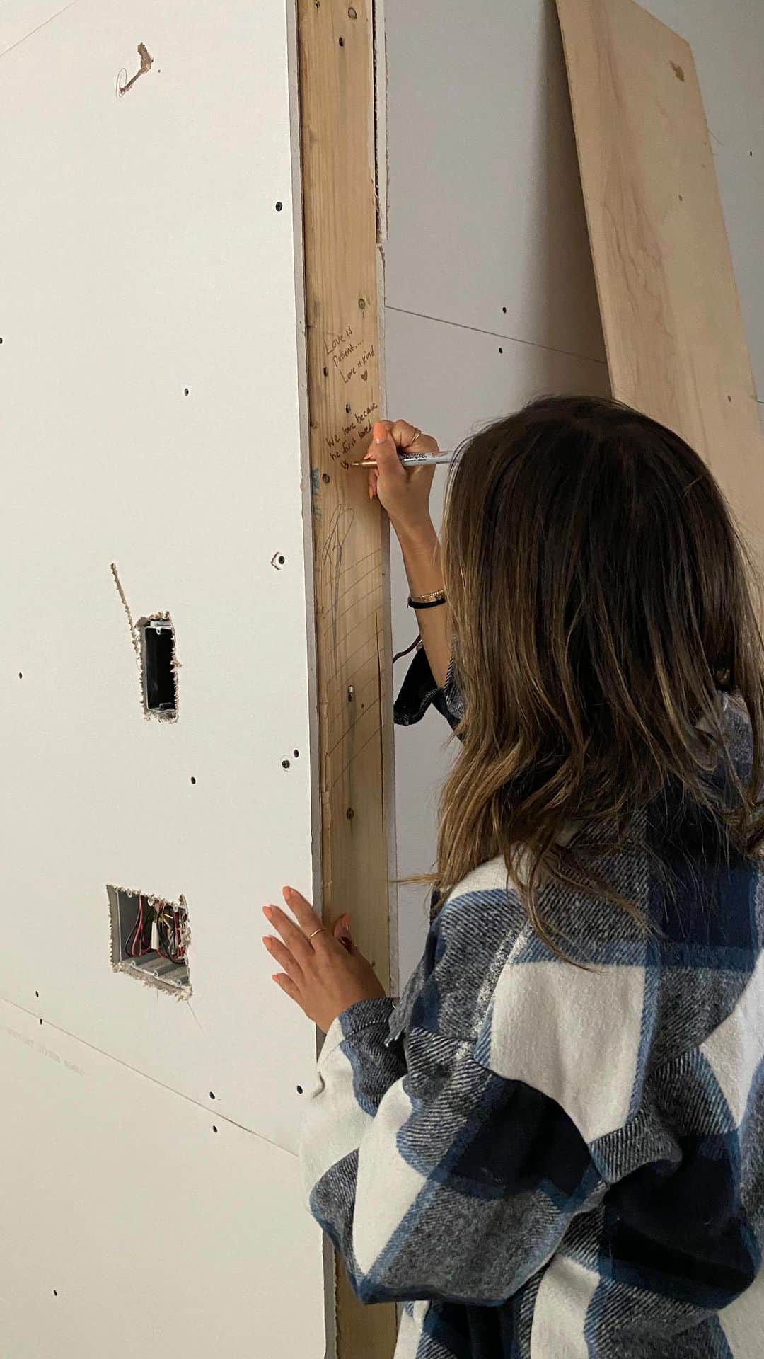 ジャナ・クレイマーのインスタグラム：「Yesterday I wrote some of my favorite verses from the Bible and notes to the kids on the foundation that holds up our new home…..and today some of my loved ones surprised me with their messages too 😭😭😭. So blessed to have so many hands over this new house praying💗💗💗.」