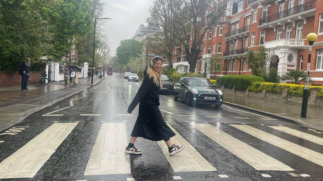 山田愛のインスタグラム：「Abbey Road studios 🎼🎹 So cool🫠🖤  Do you wanna walk with me?  #abbeyroadstudios #music #recordingstudio #beatles #abbeyroad #yesterday」