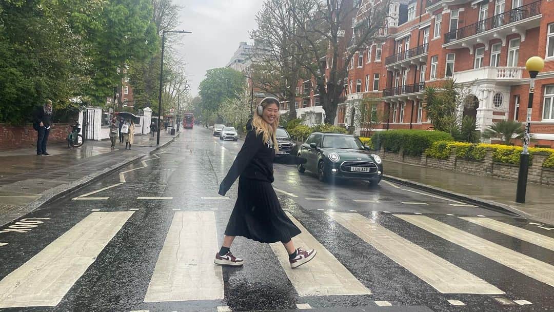 山田愛さんのインスタグラム写真 - (山田愛Instagram)「Abbey Road studios 🎼🎹 So cool🫠🖤  Do you wanna walk with me?  #abbeyroadstudios #music #recordingstudio #beatles #abbeyroad #yesterday」4月28日 1時41分 - aiyamada_