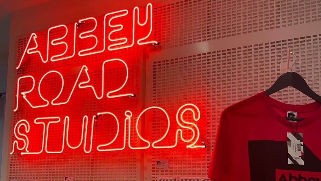 山田愛さんのインスタグラム写真 - (山田愛Instagram)「Abbey Road studios 🎼🎹 So cool🫠🖤  Do you wanna walk with me?  #abbeyroadstudios #music #recordingstudio #beatles #abbeyroad #yesterday」4月28日 1時41分 - aiyamada_