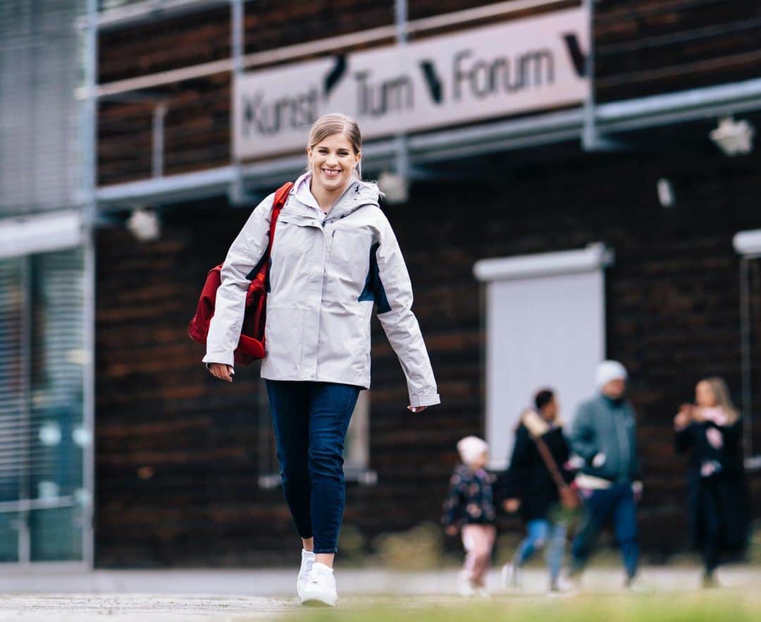 エリザベト・ザイツのインスタグラム：「Wieder geht ein erfolgreicher Trainingstag zu Ende 🤸🏼‍♀️   Nachdem ich nach den Europameisterschaften eine Woche etwas weniger trainiert habe, wurde es diese Trainingswoche wieder intensiver. Am Sonntag findet der erste Bundesliga Wettkampf 2023 in Regensburg statt bei dem ich natürlich auch für den @mtv_stuttgart_turnen am Start sein werde.    #ad @erima.sportswear #eliseitz #gymnastics #nationalteam #teamdeutschland #roadtoparis2024」