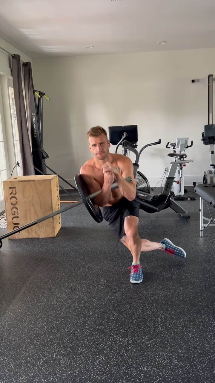 ケン・ロックゼンのインスタグラム：「New movement @blakesavage762 wanted me to try. I like it! can really load the glutes even with light weight!」