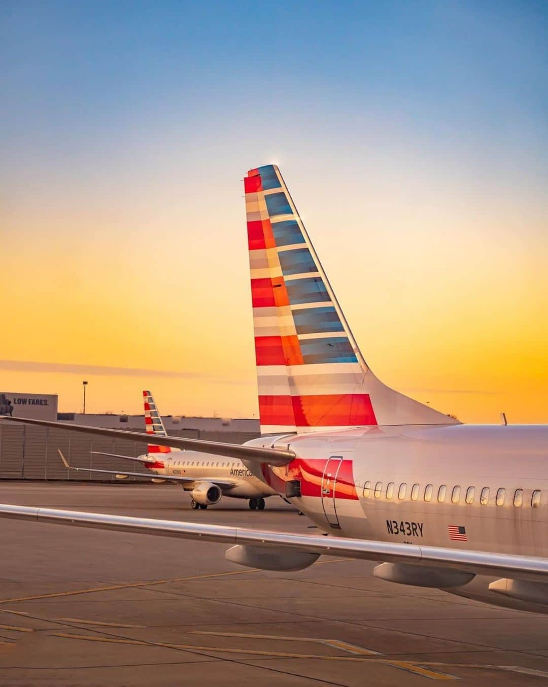 アメリカン航空のインスタグラム：「Feeling golden ☀️  📸: @Shaggymedia」