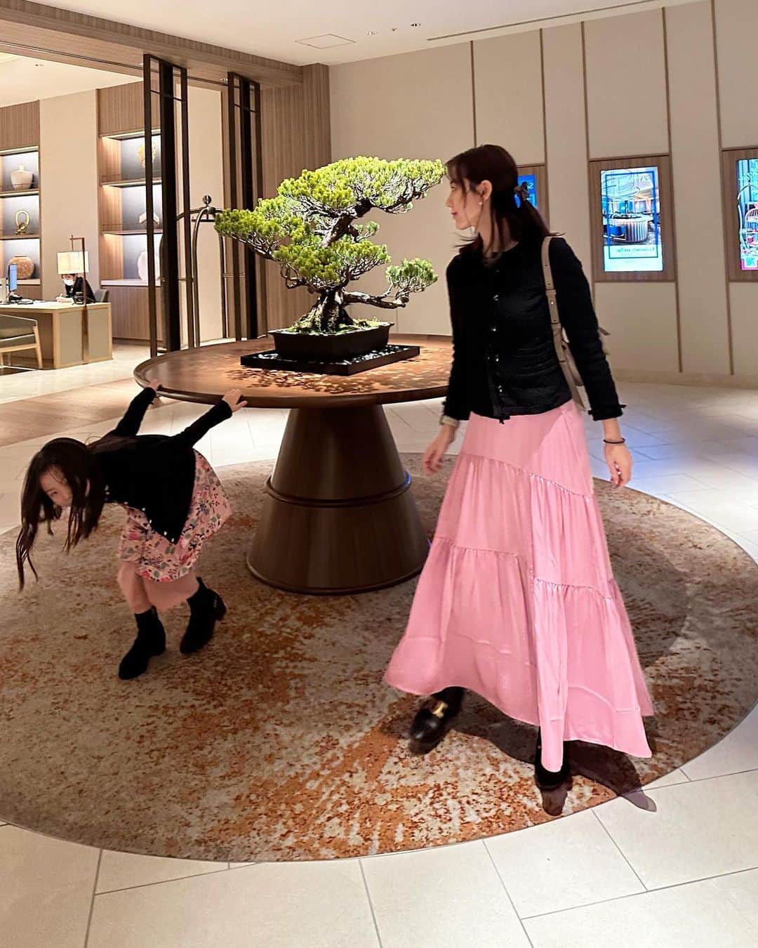 西村みえこのインスタグラム：「@hilton.hiroshima   家族でお食事🍴♡  こちらも  カリスマモデルの @maeyuka  プロデュースの  @cbp.tokyo  です＾＾  カジュアルもオケージョンも 使えるぅ🌸  娘もピンク着てるまま可愛いよ☺️て言ってくれて ご機嫌な母🌸  ユカさん☺️💓 いつもありがとうございます💕  #japan #tokyf #hiroshma #hilton #hgvc #pink #spring #春はイベントいっぱい☺️」