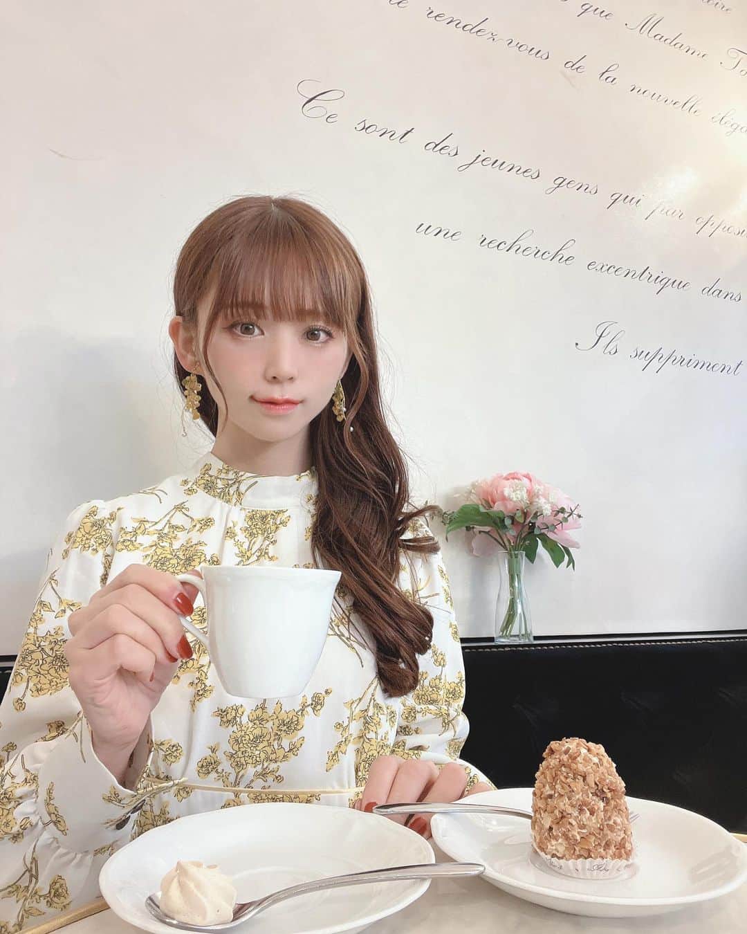 のインスタグラム：「夏のお洋服の打ち合わせのあと 時間が空いたので  近くのお洒落なカフェへ♡  お花が用意されていたり 撮影ウェルカムな雰囲気でしたので これは撮らなければ！と  こそこそ自撮りしました☺️🕰️  外国人のパティシエさんが 目の前で陽気にお菓子を作っていて ひとりでも楽しかったなぁ♡  #神楽坂カフェ」