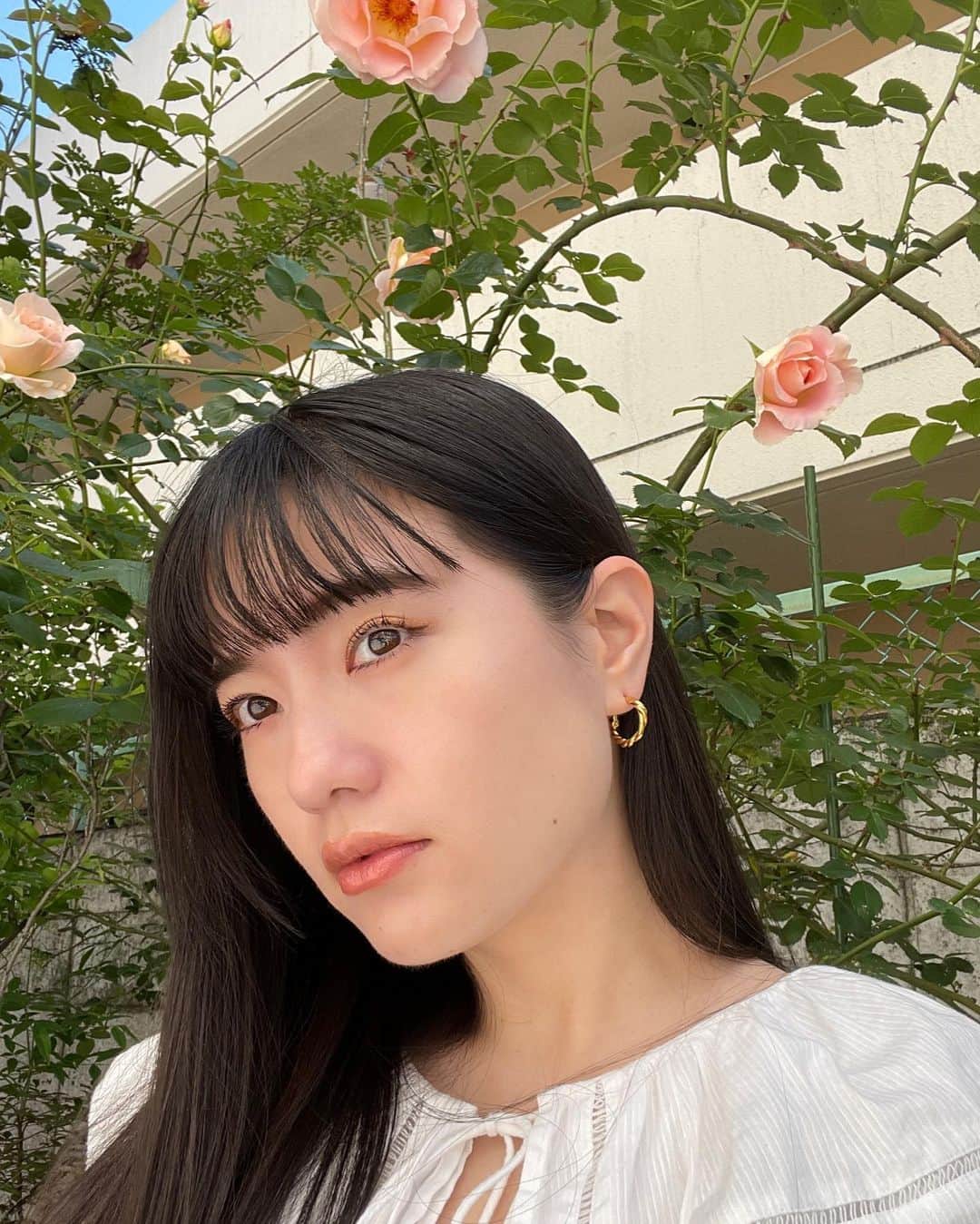 みこのインスタグラム：「一日お家で作業をする日も、ときどきアクセサリーをつけて身を引き締める。（今日は新曲の歌詞を書く下準備をしてました✏️)  昔はシルバーしか選ばなかった私。  でも今はゴールドも好きで、コーディネートやその日の気分によって使い分けてます🌞🌛  ここ１年くらいゴールドのフープピアスがとても気分で、ドラックストアで買った(笑)超チープなものを案外気に入ってしまって長くつけてたんだよね。😂  時々そういうことってありませんか？😂  でも、流石に長くつけてると色落ちしちゃう。  そうなったら同じようなデザインのアップデート版を探す。  ひとつひとつ自分の定番を作っていこうとしてます。  今回たまたま出会いがあって @fauvirame の「物事の基礎」を意味する木の根をモチーフにしたシグネチャーピアスをget。✶  基礎を大切にしようと思っている今年の私にぴったりなテーマです。  何事も基礎が大切という話は人生の中で何度も聞いてるはずなのに、この言葉の意味を理解したのはお恥ずかしながら本当に最近で・・・。  基礎練習を地道に頑張る日々です。そのためには集中力が必要なんだよねぇ。だからランニングもがんばろ、、。  １年後、２年後、３年後の自分がもっとなりたい自分になれているように、、このピアスに見守られながら日々を重ねてゆきますᝰ✍︎꙳⋆  #フープピアス #アクセサリー」