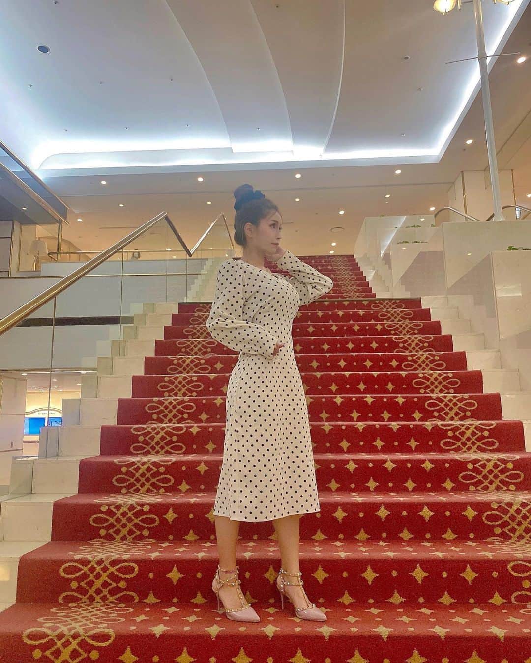 MARIKOさんのインスタグラム写真 - (MARIKOInstagram)「. . ホテルの階段いい感じ🏨 この日のワンピース👗とヒール👠は @selectshop.joie  このヒール👠全然足痛くならんかった🥰 . . . . . . #舞浜ベイホテルファーストリゾート」4月27日 20時22分 - marichi.1010