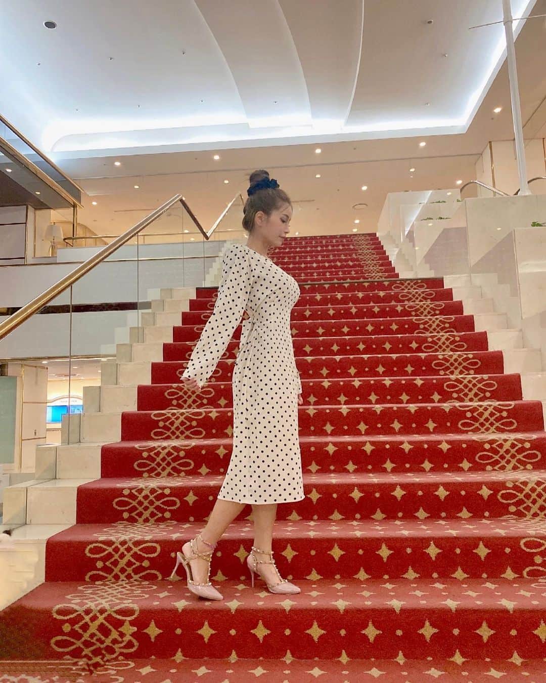 のインスタグラム：「. . ホテルの階段いい感じ🏨 この日のワンピース👗とヒール👠は @selectshop.joie  このヒール👠全然足痛くならんかった🥰 . . . . . . #舞浜ベイホテルファーストリゾート」