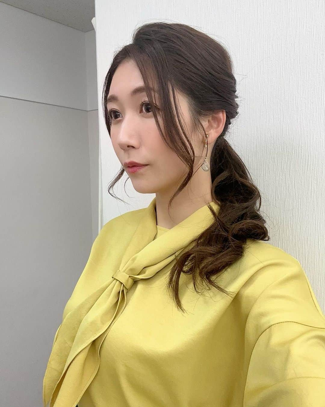 穂川果音さんのインスタグラム写真 - (穂川果音Instagram)「hair style  低めのポニーテールだよ〜  　#ヘアスタイル　#ヘアアレンジ　#アレンジポニーテール　#ポニーテールアレンジ　#アップスタイル　#hairstyle #hairarrange #イヤリング　#earrings  #ミディアムロング　#ロングポニー #お天気キャスターコーデ　#アベプラ　#abema #穂川果音 #低めポニーテール #気象予報士　#セントフォース」4月27日 20時23分 - hokawakanonn