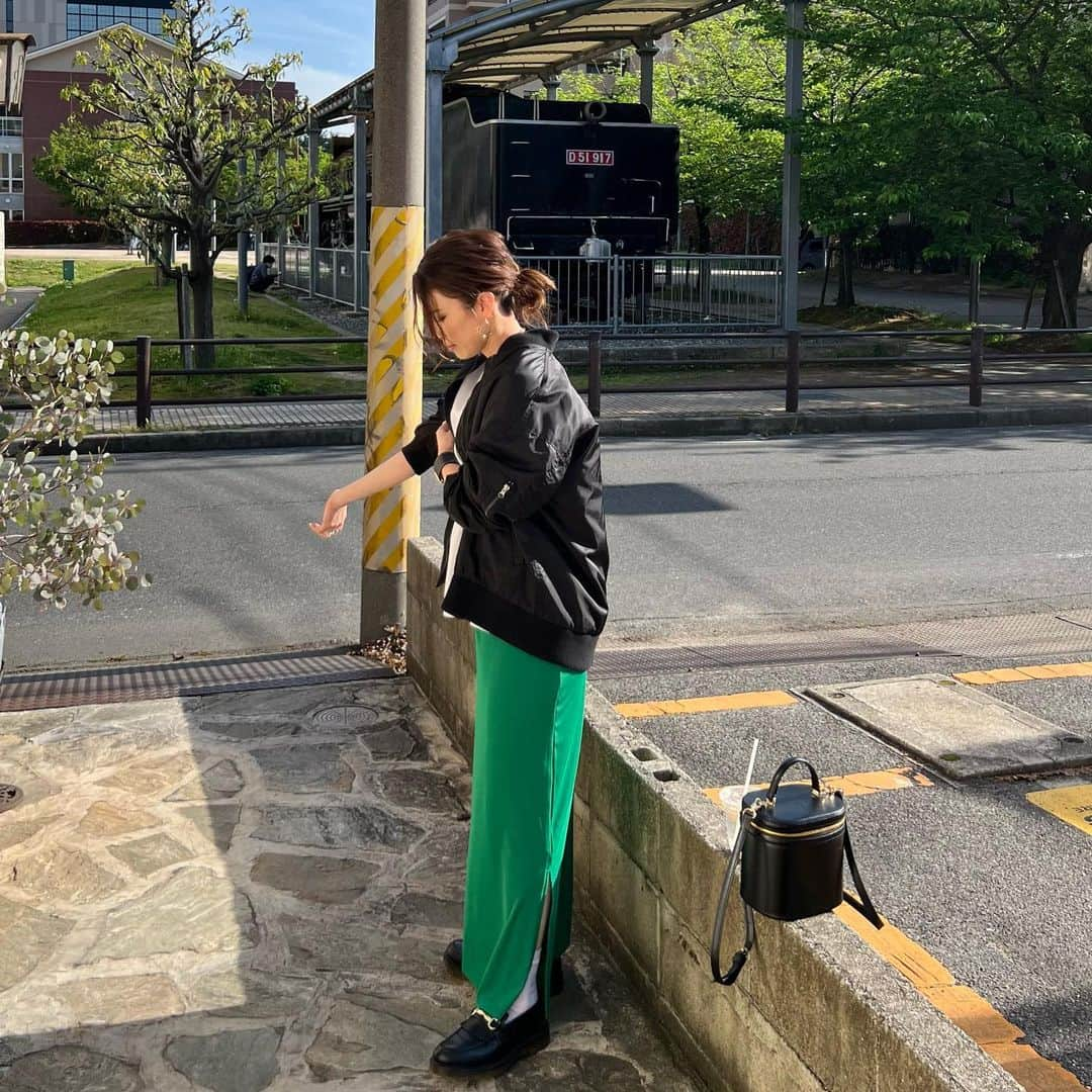 斎藤寛子さんのインスタグラム写真 - (斎藤寛子Instagram)「天気良い日でした☀️ 今日のライブへ行った時のコーデです💚  グリーンのスカートは大大お気に入り😍 柔らか素材が本当に好きなので、夏のためにブラックも追加したいと考え中🤔  Tシャツはモックネックなのに、ピチらないデザインが、最高だと思います🙆‍♀️❤️  今日も一日、おつかれっした！！🫡  Tshirts #select @chouchou_2011  skirt  #select @chouchou_2011  bag #unitedarrows @unitedarrows_official  shoes #drmartens @drmartensofficial   #ロングスカート#カラーコーデ #instafashion #tシャツ #tshirts #モックネック#ootd #ootdfashion」4月27日 20時33分 - hiroko4life