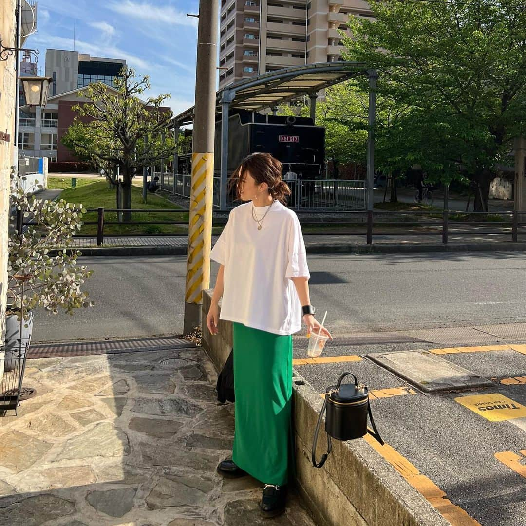 斎藤寛子さんのインスタグラム写真 - (斎藤寛子Instagram)「天気良い日でした☀️ 今日のライブへ行った時のコーデです💚  グリーンのスカートは大大お気に入り😍 柔らか素材が本当に好きなので、夏のためにブラックも追加したいと考え中🤔  Tシャツはモックネックなのに、ピチらないデザインが、最高だと思います🙆‍♀️❤️  今日も一日、おつかれっした！！🫡  Tshirts #select @chouchou_2011  skirt  #select @chouchou_2011  bag #unitedarrows @unitedarrows_official  shoes #drmartens @drmartensofficial   #ロングスカート#カラーコーデ #instafashion #tシャツ #tshirts #モックネック#ootd #ootdfashion」4月27日 20時33分 - hiroko4life