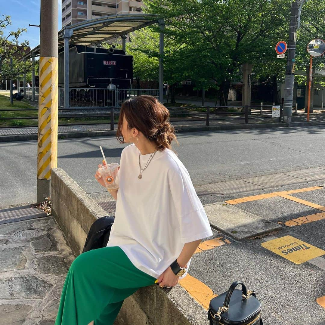 斎藤寛子さんのインスタグラム写真 - (斎藤寛子Instagram)「天気良い日でした☀️ 今日のライブへ行った時のコーデです💚  グリーンのスカートは大大お気に入り😍 柔らか素材が本当に好きなので、夏のためにブラックも追加したいと考え中🤔  Tシャツはモックネックなのに、ピチらないデザインが、最高だと思います🙆‍♀️❤️  今日も一日、おつかれっした！！🫡  Tshirts #select @chouchou_2011  skirt  #select @chouchou_2011  bag #unitedarrows @unitedarrows_official  shoes #drmartens @drmartensofficial   #ロングスカート#カラーコーデ #instafashion #tシャツ #tshirts #モックネック#ootd #ootdfashion」4月27日 20時33分 - hiroko4life