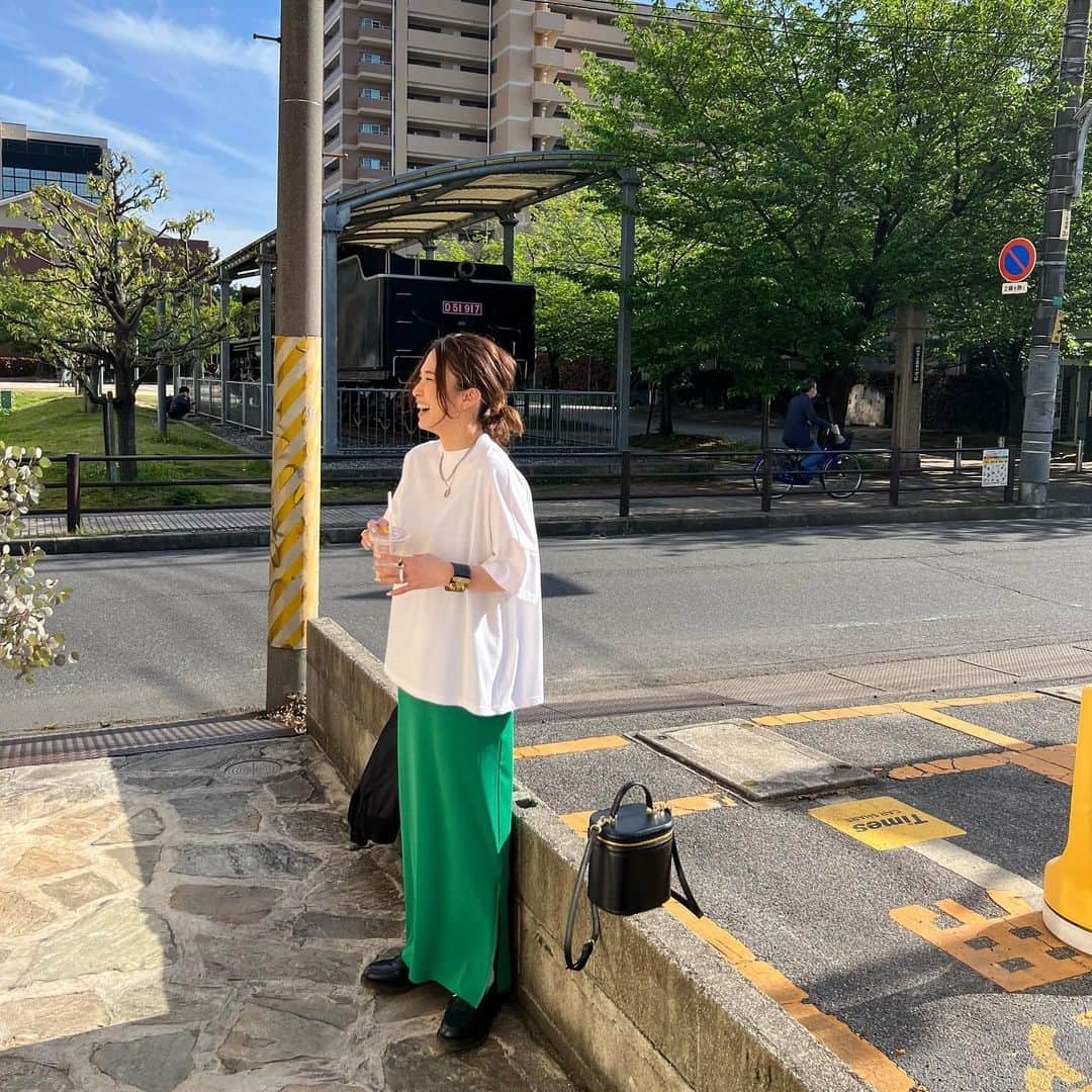 斎藤寛子さんのインスタグラム写真 - (斎藤寛子Instagram)「天気良い日でした☀️ 今日のライブへ行った時のコーデです💚  グリーンのスカートは大大お気に入り😍 柔らか素材が本当に好きなので、夏のためにブラックも追加したいと考え中🤔  Tシャツはモックネックなのに、ピチらないデザインが、最高だと思います🙆‍♀️❤️  今日も一日、おつかれっした！！🫡  Tshirts #select @chouchou_2011  skirt  #select @chouchou_2011  bag #unitedarrows @unitedarrows_official  shoes #drmartens @drmartensofficial   #ロングスカート#カラーコーデ #instafashion #tシャツ #tshirts #モックネック#ootd #ootdfashion」4月27日 20時33分 - hiroko4life