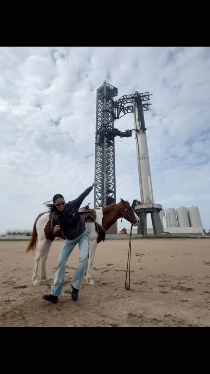 Miyuのインスタグラム：「🐴🚀物凄いシチュエーション。😦全長120Mのロケットと馬🐴  #めちゃくちゃ眠そうにしてた馬ちゃん🐴#dance#dancer#starship#spacex#ロケット#ダンス#streetdance#housedance#japanesegirl#dearmoon」