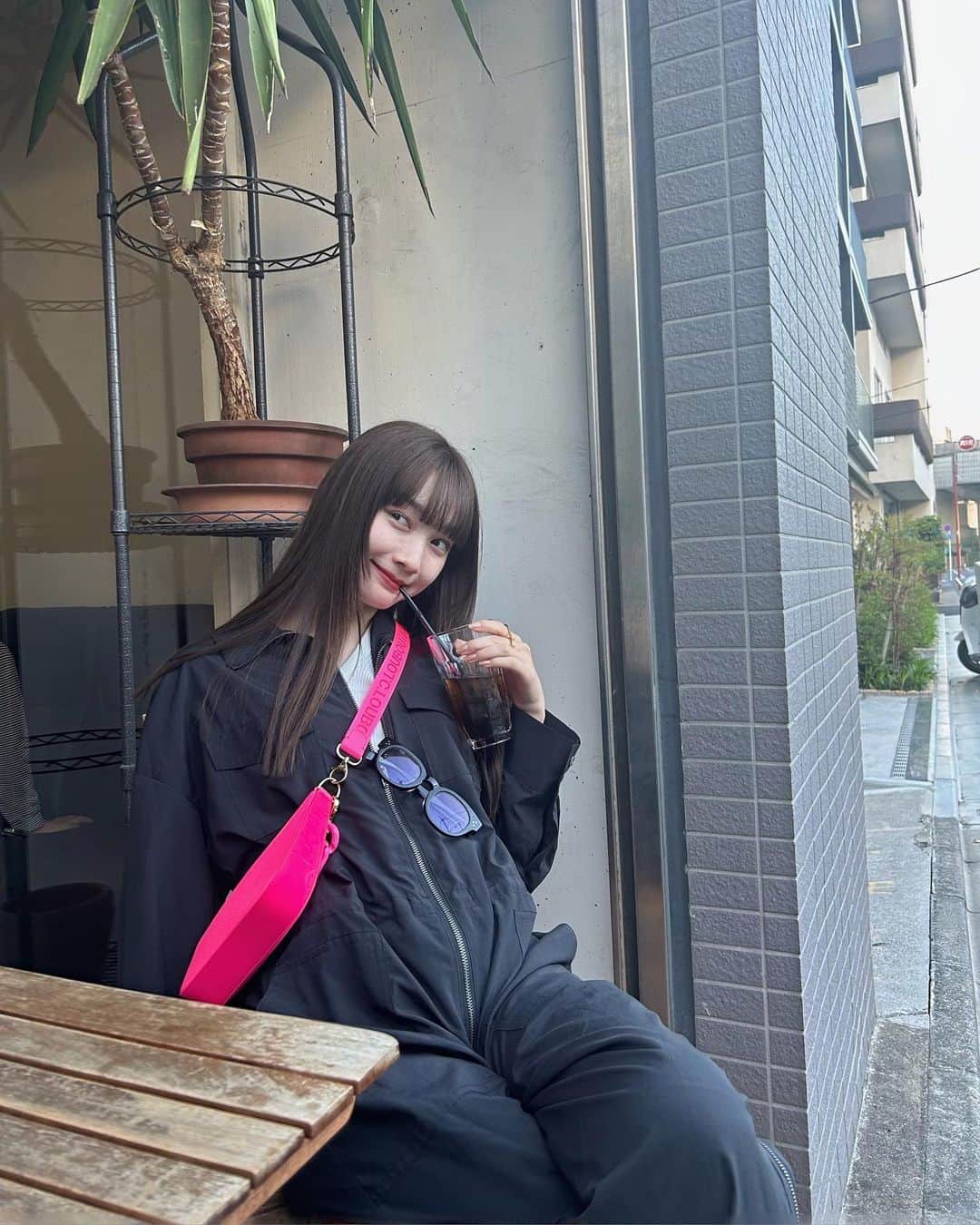 新野尾七奈のインスタグラム：「今日もお疲れさま ☺︎ 👗 @mecre_official  💼 @louboutinworld  👓 @uyus.jp」