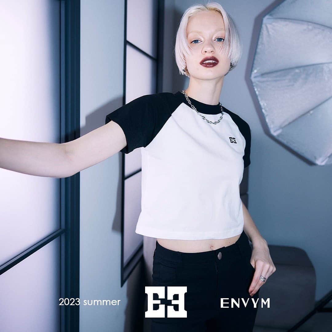 ENVYMのインスタグラム：「【23’𝙎𝙪𝙢𝙢𝙚𝙧 𝘾𝙤𝙡𝙡𝙚𝙘𝙩𝙞𝙤𝙣】 ⁡ ⁡ 今シーズンのロゴを使用したアイテムが大集結!! ⁡ ⁡ Eロゴデザインにも注目✨ ⁡ ⁡ ーーーーーーーーーーーーーーーーーーーーーーーー ⁡ ⁡ 2023夏のビジュアルが Webstoreで公開中！！ ⁡ ⁡ ぜひプロフィールTOPのURLからご覧下さい♪ ⁡ ⁡ ⁡ #envym #2023ss #spring」