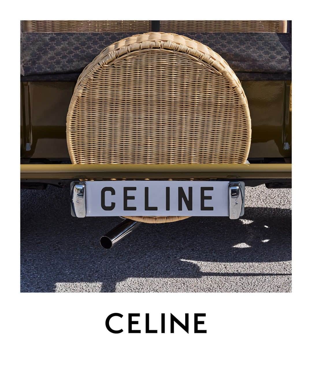 Celineさんのインスタグラム写真 - (CelineInstagram)「LA COLLECTION DE SAINT-TROPEZ CELINE PRINTEMPS-ETÉ 2023  SAINT-TROPEZ AND HEDI SLIMANE’S FRENCH RIVIERA CYCLE.  UPON ARRIVING AT CELINE IN 2018, HEDI SLIMANE LEFT CALIFORNIA WHERE HE LIVED FOR 10 YEARS AND SETTLED IN SAINT-TROPEZ.  LA COLLECTION DE SAINT TROPEZ CAMPAIGN WAS SHOT ALONG THE FRENCH RIVIERA COASTLINE. FOR THIS OCCASION, CELINE CUSTOMIZED A VINTAGE MINI MOKE VEHICLE. THE SMALL SUMMER BEACH CONVERTIBLE CAR ORIGINALLY DESIGNED FOR MILITARY PURPOSES, FIRST APPEARED IN 1964 AND QUICKLY BECAME A SYMBOL OF FREEDOM AND PLEASURE IN MANY SEASIDE TOWNS, ESPECIALLY IN SAINT-TROPEZ WHERE THE CAR WAS FAMOUSLY DRIVEN BY FRENCH ACTRESS AND MYTH BRIGITTE BARDOT.  FOR THIS SPECIAL PROJECT, THE CAR HAS BEEN CUSTOMIZED WITH A TRIOMPHE WOODEN STEERING WHEEL, A TRIOMPHE CANVAS HOOD AND DASHBOARD FEATURING TAN LEATHER ELEMENTS, WICKER SEATS AND SPARE WHEEL PROTECTION. A GOLDEN TRIOMPHE SIGNATURE APPEARS ON THE WHEELS AND GEAR SHIFT.  @MOKE INTERNATIONAL  @HEDISLIMANE PHOTOGRAPHY SAINT-TROPEZ OCTOBER 2022  #CELINEBYHEDISLIMANE」4月27日 20時30分 - celine