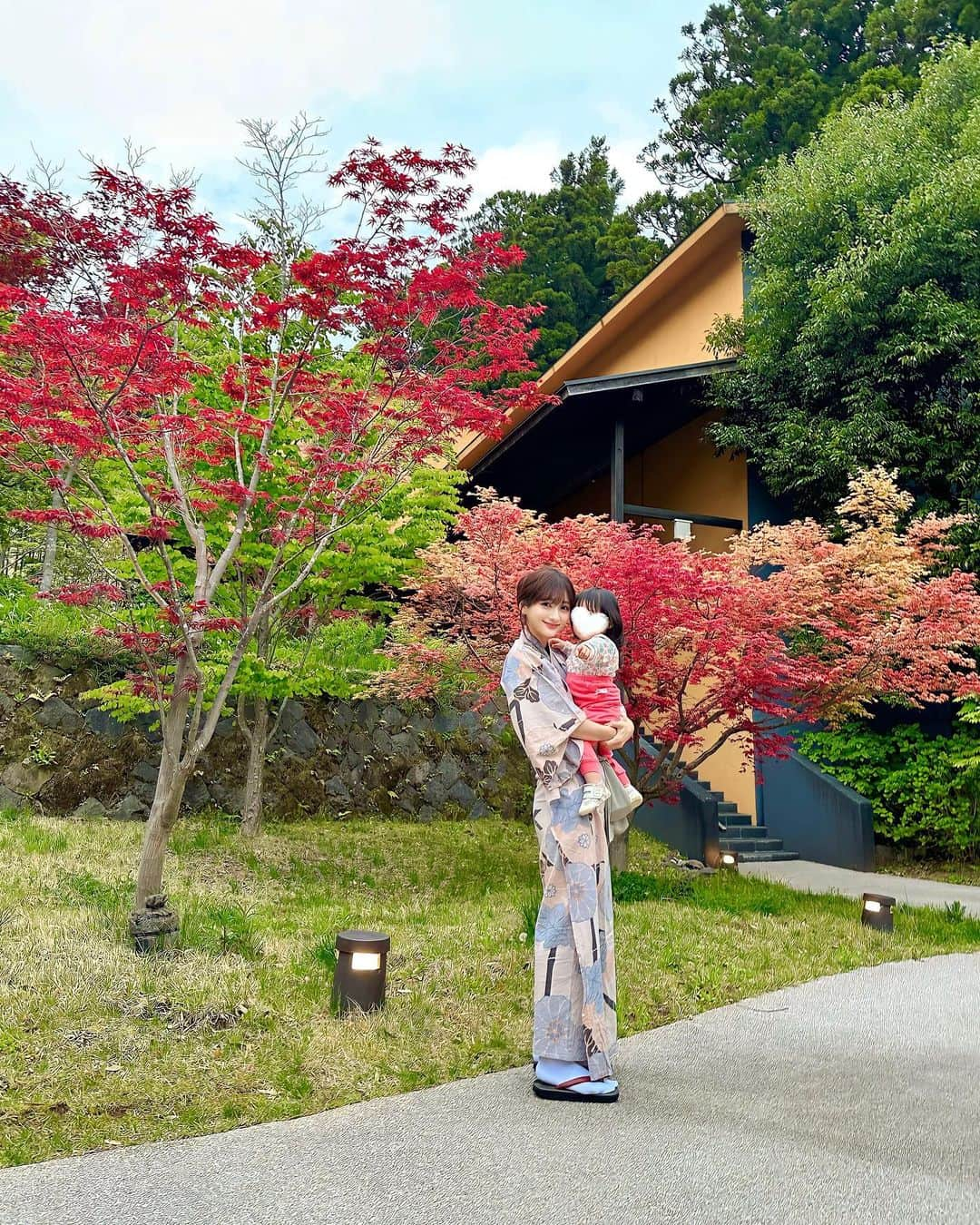 加藤瑠美さんのインスタグラム写真 - (加藤瑠美Instagram)「箱根翠松園🍁 とってもお気に入りのお宿で約2年ぶりに再訪♨️  庭園のもみじがとっても綺麗だった☺️ こんなに素敵なのに、子どもたちは早々に温泉に入ってパジャマ姿なのが勿体なさすぎるう🤣♨️笑 甚兵衛も準備してくださったのだけど、2人とも脱いでしまってパジャマ姿のままお夕食へ…🍽️  こちらには娘を妊娠中に伺ったことがあるのですが、さりげない会話の中で息子の名前を呼んでくださり、改めて素敵なお宿だなあと♥️ お食事処の建物も大正時代の趣が残っており、個室から見えるお庭も素敵だったな😌🍃 お料理も本当にどれをいただいても美味しい🥹  お部屋はセパレートタイプで露天風呂付きなので子どもたちが寝た後も堪能できます♨️🍺 今回も素敵な旅の思い出ができました〜🫶  📍箱根・翠松園 神奈川県足柄下郡箱根町小涌谷519-9 0460-86-0852  #onsen#hakone#rubi_travel#赤ちゃん連れ旅行#赤ちゃん連れ温泉#箱根#箱根翠松園#露天風呂付き客室#翠松園#温泉旅行#子連れ温泉#箱根温泉#新米ママ#東京ママ#子連れ旅行#子連れお出かけ#子連れスポット#子連れ旅#年子#年子兄妹」4月27日 20時31分 - katorubi