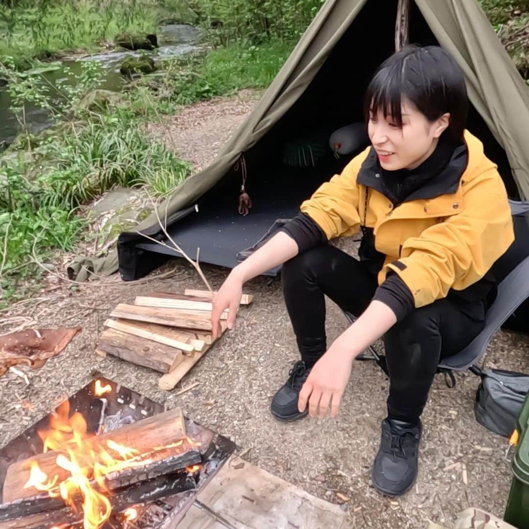 かほなんのインスタグラム：「YouTubeアップロードしました！ 静岡でキャンプ、2ヶ所目は富士山の麓へ！🗻🗻🗻✨  グランパパキャンプ( @granpapa_camp )というキャンプ場へ！ なにやら自由なキャンプ場だったので、、、笑 釣り、山菜採り、プチブッシュクラフト、デカキノコ🍄⁉︎ 色々楽しませてもらったーー！！⛺️✨  富士山が見えるって、いいなぁ 夜に見た富士山もカッコよかった🌠  動画、続きます！！！  #グランパパキャンプ #キャンプ #ソロキャンプ #女子ソロキャンプ #さばいどる  #かほなん」