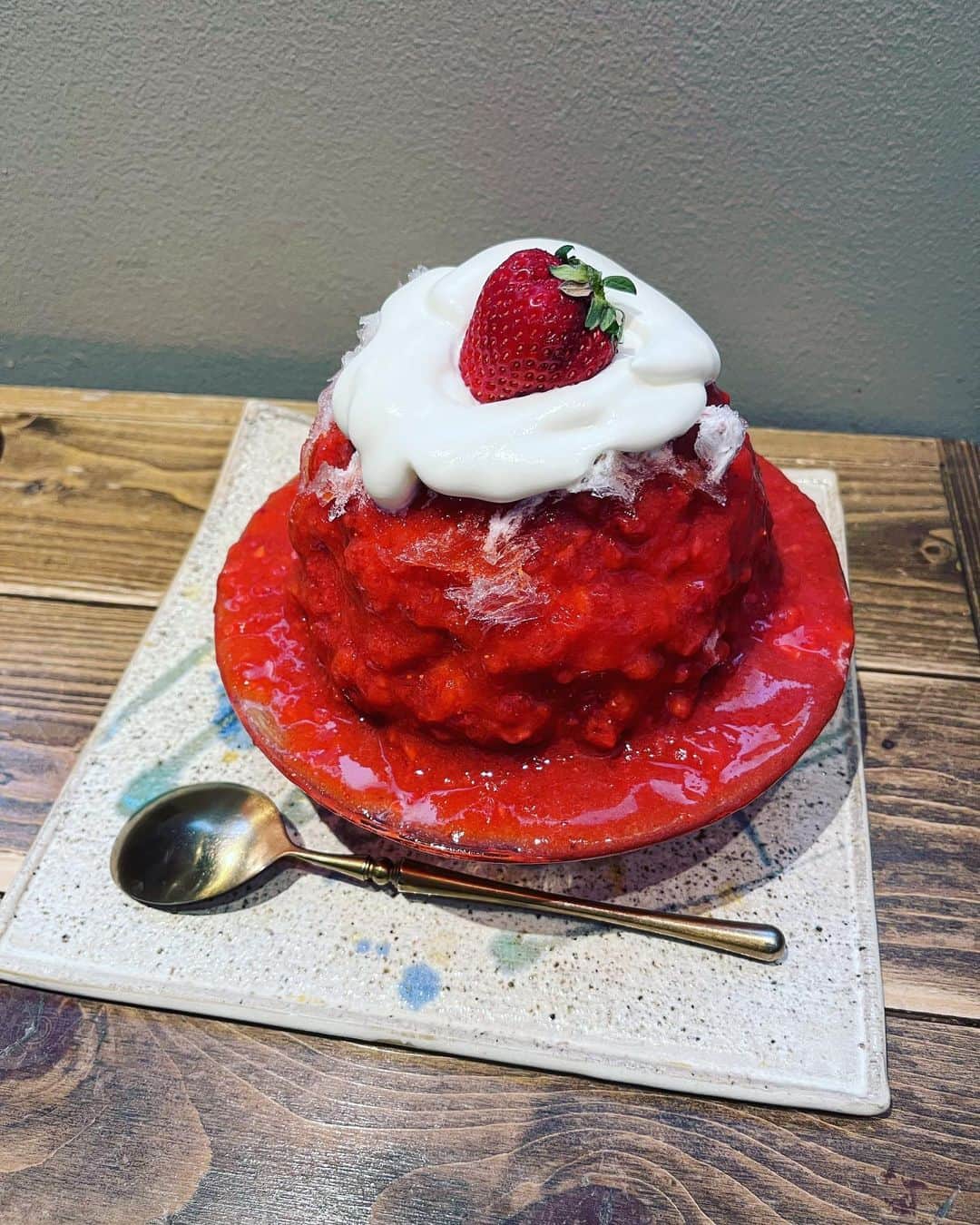 白河雪菜のインスタグラム：「2度目ましての水道橋#アンカードレ さん  あまでらあまでら🍧 美味しすぎたのでリピ  紀州南高梅ぜんかい🍧 おもったより梅強め！！ トッピングのレアチーズ、あんまり酸味なくて最初は「？？」と思ったけどじわじわくる。たまらん☺︎そして梅にもいちごにも合う！  次は杏仁食べたい〜  #東京かき氷 #氷活 #かき氷 #かき氷部  #かきごおりすと #かきごーらー #水道橋  #かき氷すきな人と繋がりたい」