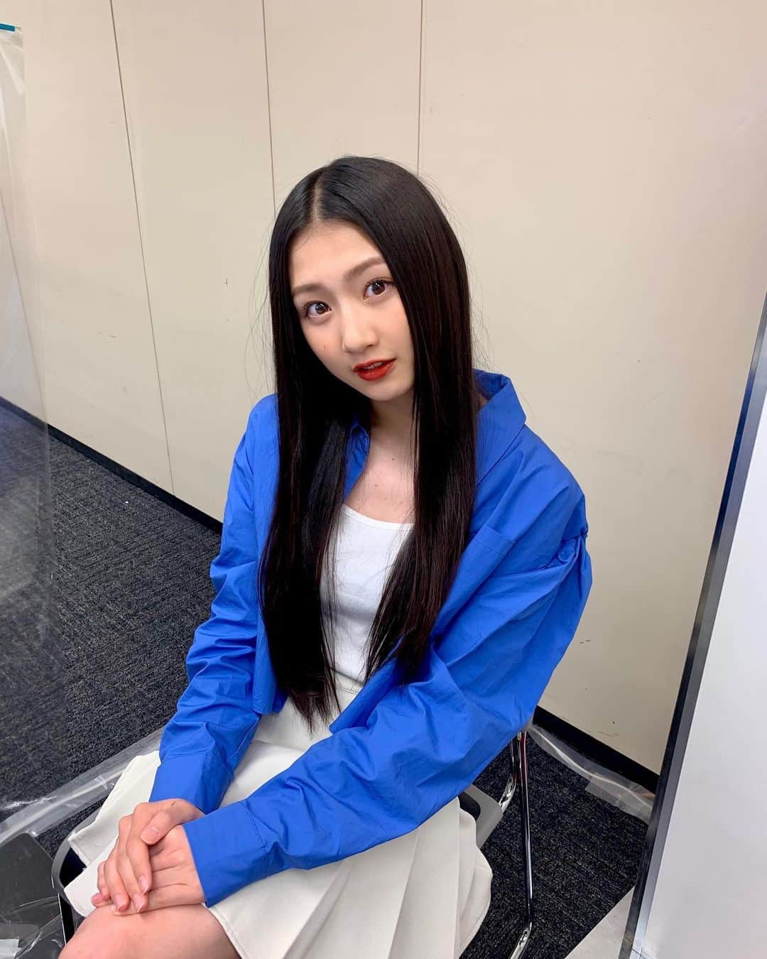 塩月希依音のインスタグラム：「💙🤍  ジャケットとかシャツを着るとなんか強くなった気になる👔  #code#コーデ#fashion #ファッション#シャツ#シャツコーデ #ブルー#blue #jk#ljk #05#05년생 #05line」