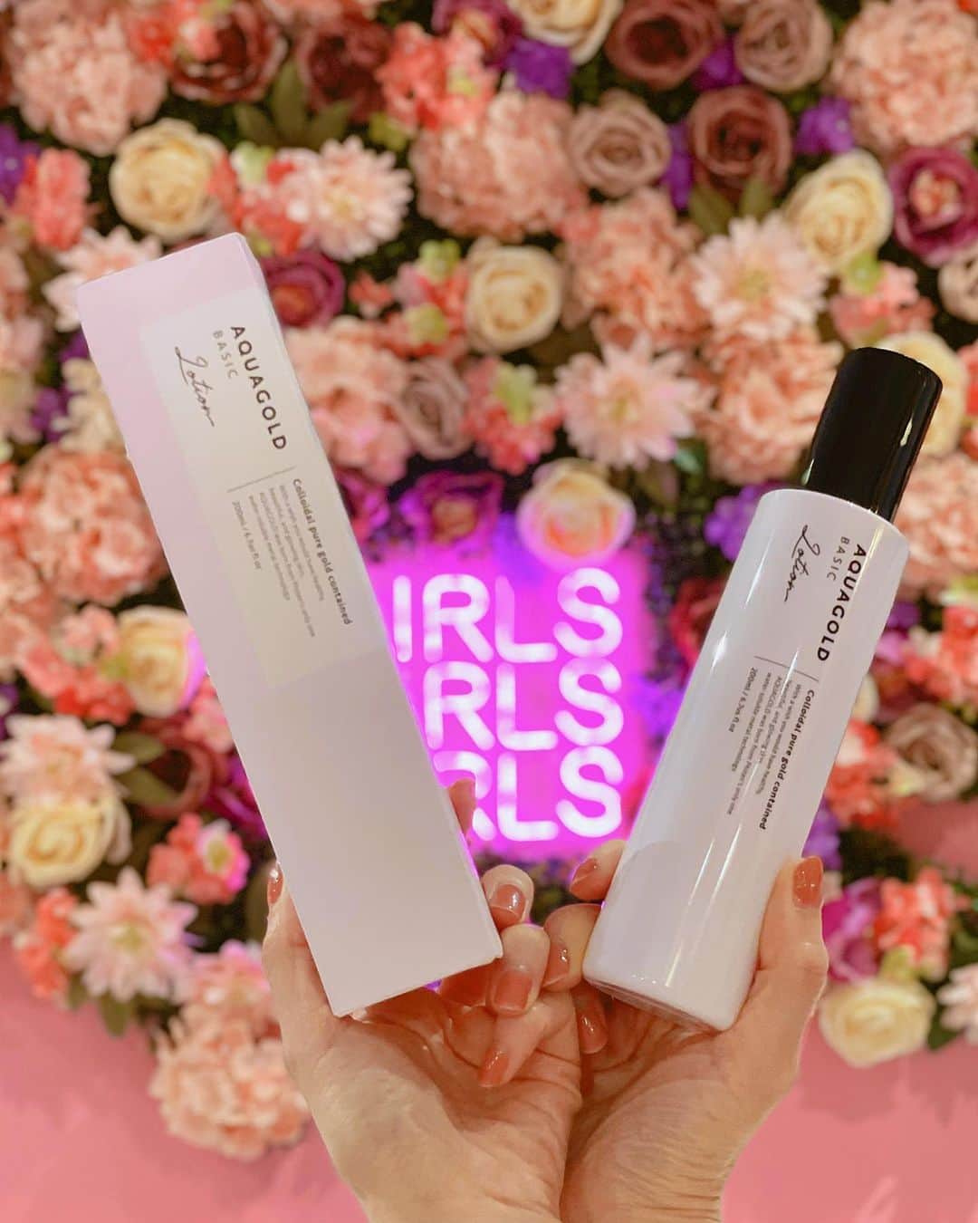 今吉めぐみのインスタグラム：「♡skincare♡ ⁡ 最先端の科学的知見✖️植物の生命力🪴 ⁡ こだわりの 無添加 ジェンダーレススキンケアです🚹🚺🩷 ⁡ AQUAGOLD BASIC LOTION @aquagold_official  ⁡ 🎀金属をナノレベル で水の中に分散させる水溶化メタル技術 ⁡ 🎀植物由来成分を贅沢に配合 ⁡ ⁡ 販売価格（税込）¥2,530 アクアゴールド ロゴ 内容量 200ml / Made in Japan ⁡ ※無添加：無鉱物油・無香料・パラベンフリー・フェノキシエタノールフリー・アルコール（エチルアルコール）フリー ※パッチテスト済み（⚠️すべての方に皮膚刺激が起きないというわけではありません。） ⁡ 伝えきれないけども よく読めば読むほど 最先端を駆使してる感✨！！ ⁡ このシリーズのパッケージも ジェンダーレスな感じで 性別選ばず使いやすい👍 ⁡ PR @aquagold_official #アクアゴールド #aquagold #ファイテン #phiten #ジェンダーレススキンケア #無添加スキンケア #美肌スキンケア」