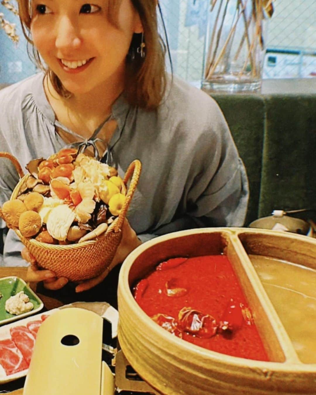 橋本香澄さんのインスタグラム写真 - (橋本香澄Instagram)「. @uranoyamanokinoko 🫘  初めての火鍋🥘！  辛いの全く食べれないので 赤い方は食べてないのだけど🌶笑  辛いの食べれなくても 色んな味付けできたから 楽しめた〜美味しかった〜🥢 (結構な種類あったけど撮り忘れた)  お店の雰囲気もいいし ヘルシーで栄養たっぷりなので 是非行ってみてね🍄  #渋谷 #渋谷グルメ #渋谷ディナー #火鍋 #鍋 #グルメ #ディナー」4月27日 20時39分 - _jasmine_tete_