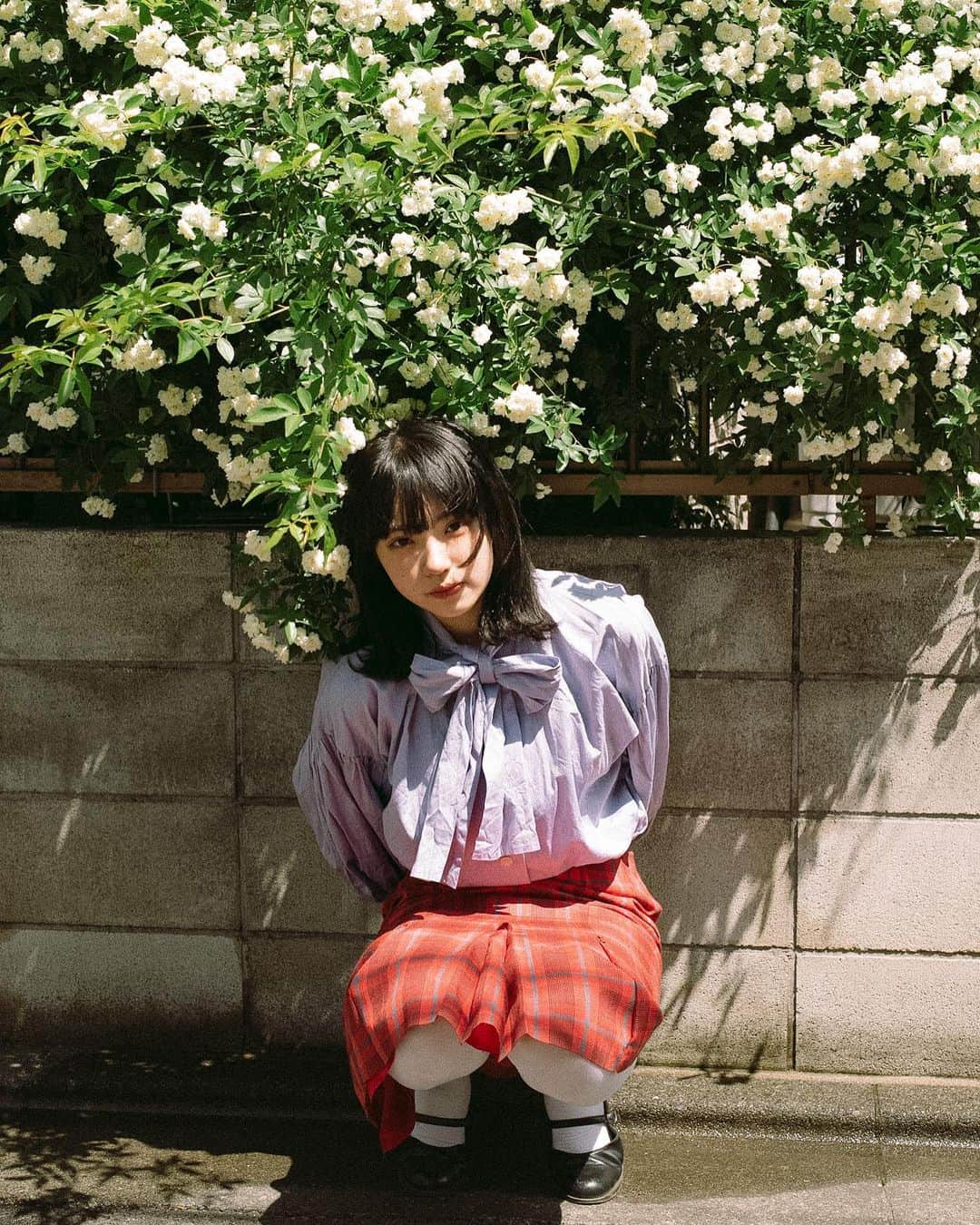 酒井貴弘のインスタグラム：「東京路地裏散歩 / mao asahina  @maokra__   久しぶりにプライベートでお散歩しながらのポートレート撮影。 やっぱり原点な感じはあって純粋に楽しかった。 今月後半は募集もしていろいろな人を撮らせてもらっているけど、やっぱりこういうプライベートな撮影ももっと増やしたい。 お付き合いいただける方、よろしくお願いします。」