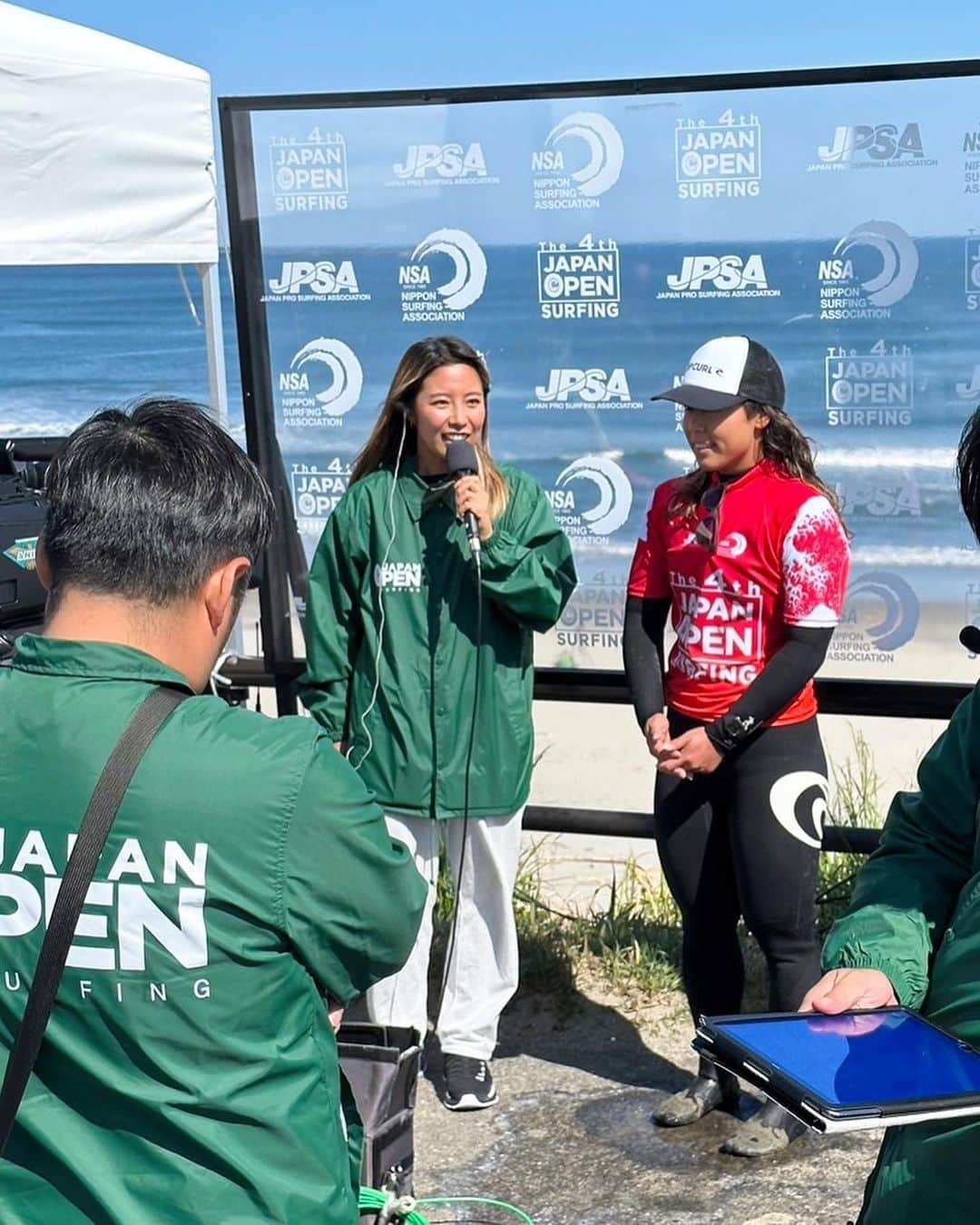 高橋みなとさんのインスタグラム写真 - (高橋みなとInstagram)「第4回Japan open of surfing🔥 思い入れの強い大会になったので、長いよ〜！笑↓  ライブ配信にて実況解説と、勝利者インタビューをさせていただきました🎤  勝利者インタビューあるある？ これってテンプレートなの？とも思わせる "良い波乗れてよかったです。次も頑張るので応援よろしくお願いします" っていうこのワード、これだけでインタビュー終わらせたくない🥹！！ っていう私の変なこだわりがあって😂  せっかく選手の声が聞けるインタビューだし、選手もここでしか自分の話しないだろうし、聞き方とか、私が視聴者だったらこれ聞きたいとか、ちょっとだけこだわりました😅  選手みんなインタビューがうますぎて、私も話を聞くのが楽しかった。  特に @mahinamaeda のインタビューでは、マイク切った後に"日本語うまく話せなくてごめん"って言われたけど、全くそう感じさせなかったし、何よりインタビューがすごい濃厚で、そんなことまで話してくれるのね！！！って感動したし、サーファーでありアスリートだった。準優勝おめでとう！！ISAも応援してます！！🔥  優勝したあむちゃんもレオも、とにかく逆転する波のチョイスや必ずメイクしてくる技術とメンタルがすごかったし、メンズ準優勝のタイチも新港のグーフィーのチューブメイクしてくれて、会場湧いてたし、みんな本当にかっこよかった！ 実況解説してて楽しいヒートばかりで、選手さまさまです。たくさん盛り上げてもらったなぁ。  そして私の地元仙台新港での、Japan openにスタッフとして携われたことが何より嬉しかったです。 喋る仕事が好きで、なにかとお声がけいただいているけど、これからもガンガンやっていきたい！  最後に、新港の神様、1日中良い波を届けてくれてありがとう！！！！！！！！  大好きなマイホーム、また帰ってくる日が楽しみだ！千葉に戻ります！笑  📸 @aya_s027 @wakuooooo」4月27日 20時44分 - minaaaaato