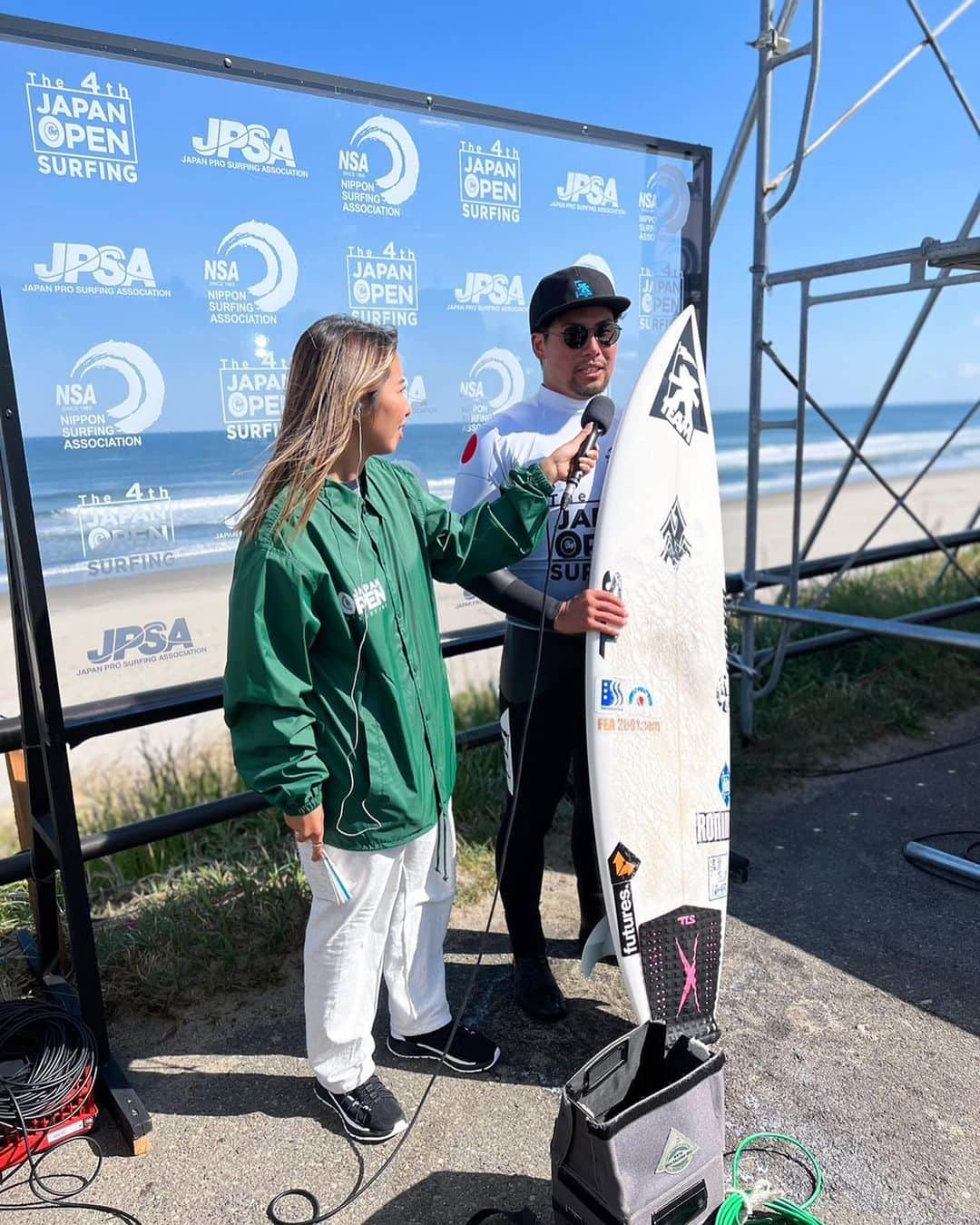 高橋みなとさんのインスタグラム写真 - (高橋みなとInstagram)「第4回Japan open of surfing🔥 思い入れの強い大会になったので、長いよ〜！笑↓  ライブ配信にて実況解説と、勝利者インタビューをさせていただきました🎤  勝利者インタビューあるある？ これってテンプレートなの？とも思わせる "良い波乗れてよかったです。次も頑張るので応援よろしくお願いします" っていうこのワード、これだけでインタビュー終わらせたくない🥹！！ っていう私の変なこだわりがあって😂  せっかく選手の声が聞けるインタビューだし、選手もここでしか自分の話しないだろうし、聞き方とか、私が視聴者だったらこれ聞きたいとか、ちょっとだけこだわりました😅  選手みんなインタビューがうますぎて、私も話を聞くのが楽しかった。  特に @mahinamaeda のインタビューでは、マイク切った後に"日本語うまく話せなくてごめん"って言われたけど、全くそう感じさせなかったし、何よりインタビューがすごい濃厚で、そんなことまで話してくれるのね！！！って感動したし、サーファーでありアスリートだった。準優勝おめでとう！！ISAも応援してます！！🔥  優勝したあむちゃんもレオも、とにかく逆転する波のチョイスや必ずメイクしてくる技術とメンタルがすごかったし、メンズ準優勝のタイチも新港のグーフィーのチューブメイクしてくれて、会場湧いてたし、みんな本当にかっこよかった！ 実況解説してて楽しいヒートばかりで、選手さまさまです。たくさん盛り上げてもらったなぁ。  そして私の地元仙台新港での、Japan openにスタッフとして携われたことが何より嬉しかったです。 喋る仕事が好きで、なにかとお声がけいただいているけど、これからもガンガンやっていきたい！  最後に、新港の神様、1日中良い波を届けてくれてありがとう！！！！！！！！  大好きなマイホーム、また帰ってくる日が楽しみだ！千葉に戻ります！笑  📸 @aya_s027 @wakuooooo」4月27日 20時44分 - minaaaaato