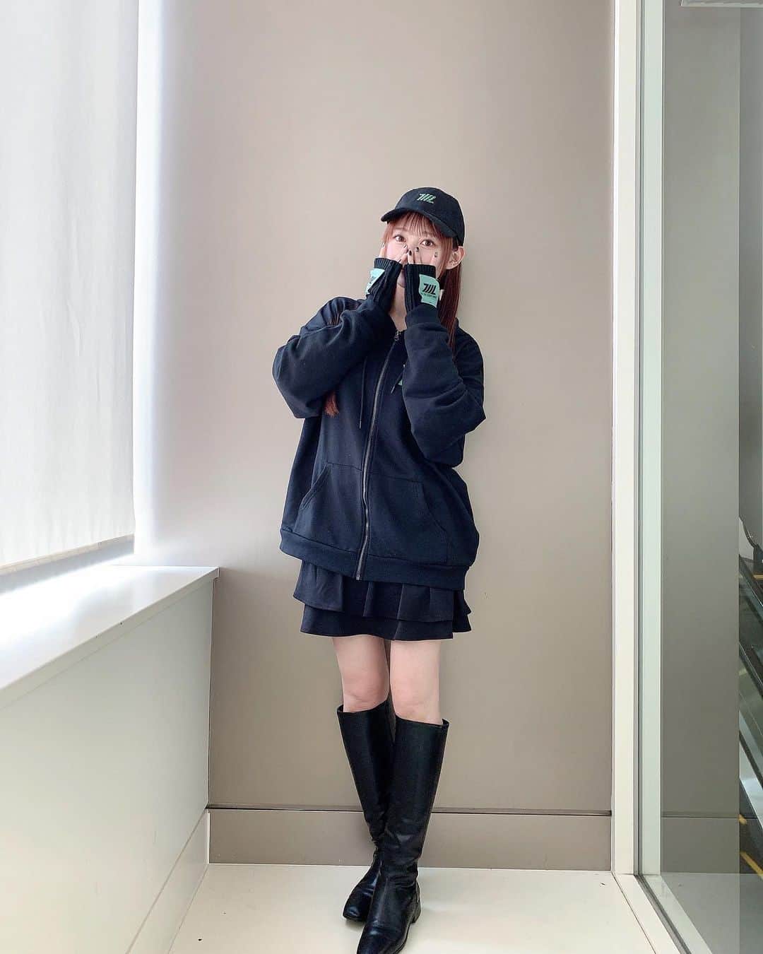 のインスタグラム：「🖤💚🖤💚  ŹOOĻ LIVE LEGACY “APOŹ” ライブの2日間ともお仕事だったので配信のみで楽しんだ勢ですが  それでも配信されてる期間一生アドレナリン出っぱなしってくらい最高のライブでした😭  会場には行けませんでしたが装いだけでも…気持ちを飛ばそうと思いオンラインお話会ŹOOĻ LIVEコーデで参加しました😗  ちなみに5月のアイナナEXPOも全部お仕事と被っているので、6日のリアルお話し会の時またそれっぽい服着てアイナナEXPO楽しみたいと思います😇   #アイドリッシュセブン  #コーディネート  #アイナナ  #ライブコーデ  #グッズ  #推し活  #推しのいる生活  #棗巳波  #亥清悠 #źooļ  #live  #fashion  #apoź  #instagood  #instadaily  #photo  #love」