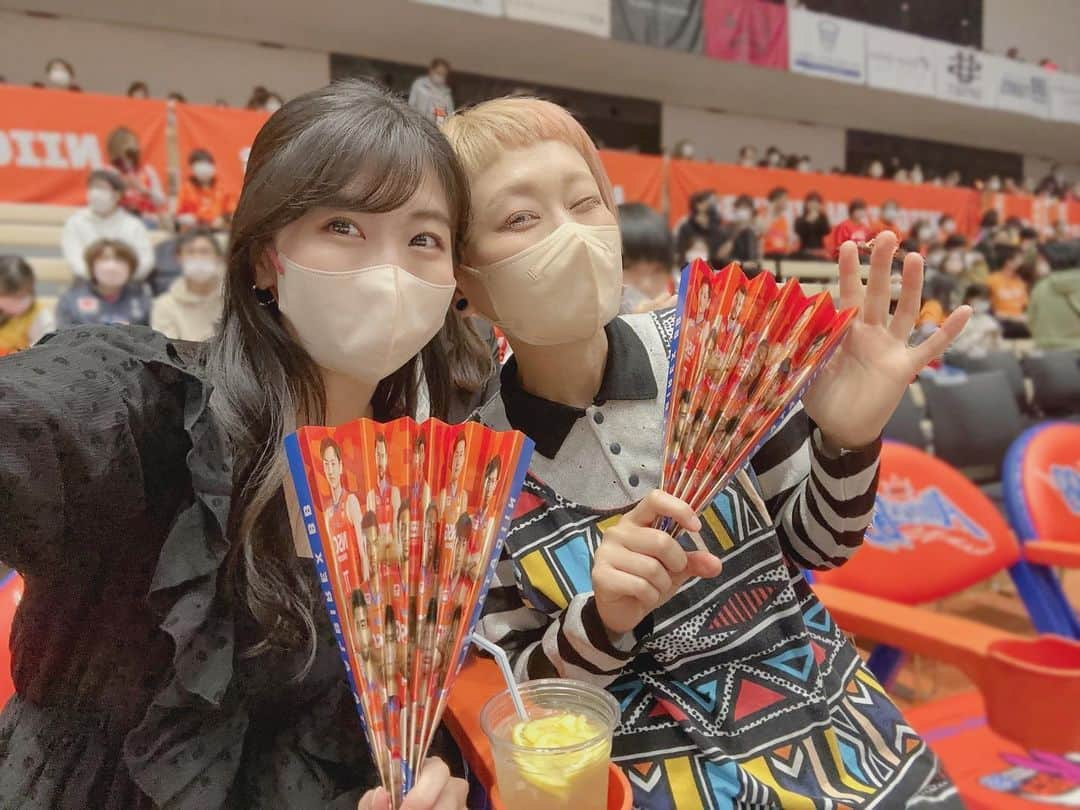 関根ささらさんのインスタグラム写真 - (関根ささらInstagram)「#アオーレ長岡 初上陸❗️🏀🧡  先週 #新潟アルビレックスBB ホームゲームに初めて行ってきました！  with #ロシアン佐藤 さん (@i_am_hito.chin )♡♡♡ . . . . 雪の多い新潟にはもってこいの駅直結のアリーナで、長岡駅からアリーナまで選手のポスターなどが掲載されていてアルビ色強めでお出迎え🧡👏🏻  アリーナ前にある広場には #アリーナグルメ の出店も沢山出ていて、試合前からすでに盛り上がってました、、！🔥  この日はコートサイドの最前列ど真ん中の席で試合を堪能しました、、迫力すごすぎた🥹👏🏻🔥  B1残留に向けて大事な試合が続く新潟🧡🔥 とてもとても応援しております、、！ . . . . #bleague #アルビレックス #バスケ観戦 #試合観戦 #スポーツ観戦 #Bリーグ観戦 #新潟グルメ #新潟観光 #新潟旅行 #長岡グルメ #長岡」4月27日 20時45分 - sasarasekine