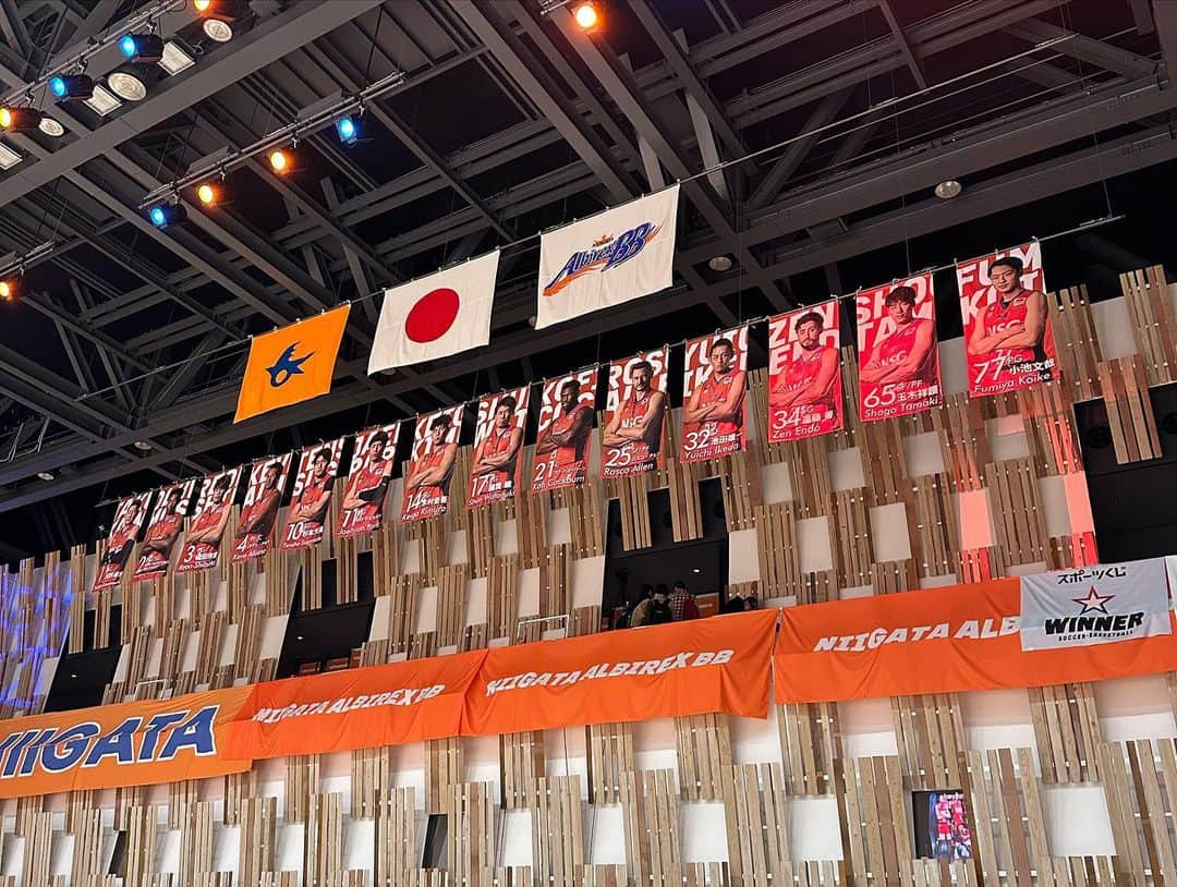 関根ささらさんのインスタグラム写真 - (関根ささらInstagram)「#アオーレ長岡 初上陸❗️🏀🧡  先週 #新潟アルビレックスBB ホームゲームに初めて行ってきました！  with #ロシアン佐藤 さん (@i_am_hito.chin )♡♡♡ . . . . 雪の多い新潟にはもってこいの駅直結のアリーナで、長岡駅からアリーナまで選手のポスターなどが掲載されていてアルビ色強めでお出迎え🧡👏🏻  アリーナ前にある広場には #アリーナグルメ の出店も沢山出ていて、試合前からすでに盛り上がってました、、！🔥  この日はコートサイドの最前列ど真ん中の席で試合を堪能しました、、迫力すごすぎた🥹👏🏻🔥  B1残留に向けて大事な試合が続く新潟🧡🔥 とてもとても応援しております、、！ . . . . #bleague #アルビレックス #バスケ観戦 #試合観戦 #スポーツ観戦 #Bリーグ観戦 #新潟グルメ #新潟観光 #新潟旅行 #長岡グルメ #長岡」4月27日 20時45分 - sasarasekine