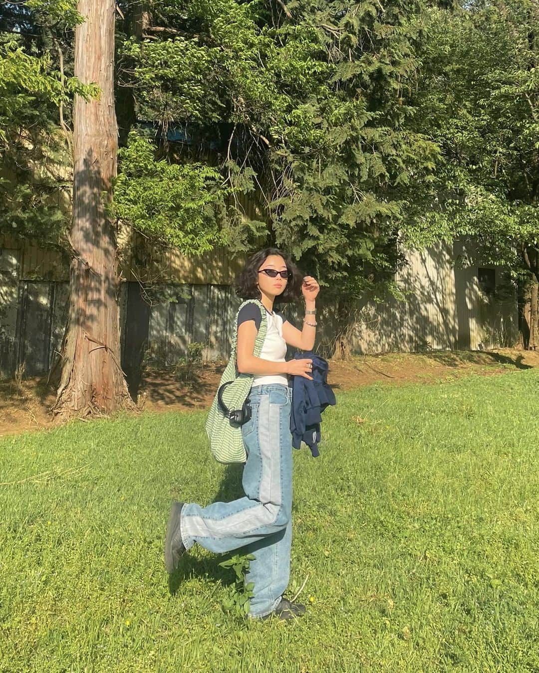 yuikoのインスタグラム：「先週発売したside line HW denim @suwdee_official  シルエットが綺麗で長めのレングスで裾にくしゅっとたまる感じがスキ🫶 この日つけてたハートピアスは @cene_316l 🪞  先週末の記録👨🏽‍🌾🐐🍀 たっくさんの緑と土と太陽浴びれて幸せだった〜 チーム狭山のみんなありがとう🎋  #suwdee#suwdeesnap #cene #金アレ対応 #セネ #金属アレルギー対応」