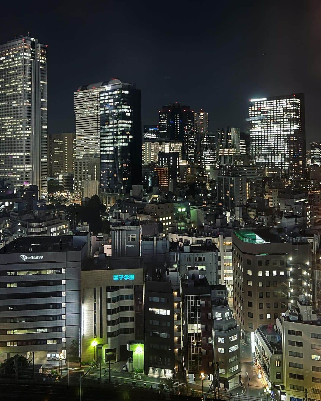 山田稔明さんのインスタグラム写真 - (山田稔明Instagram)「外国か、近未来か。 SHINJUKU, TOKYO.」4月27日 20時46分 - toshiakiyamada