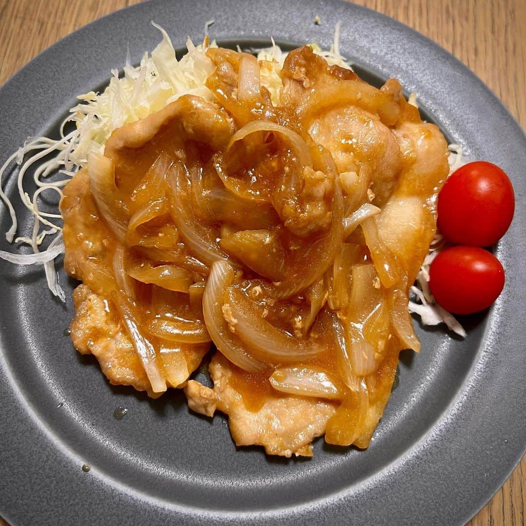 竹井亮介のインスタグラム：「2023年4月27日。 しょうが焼き。 #とっつぁん料理」