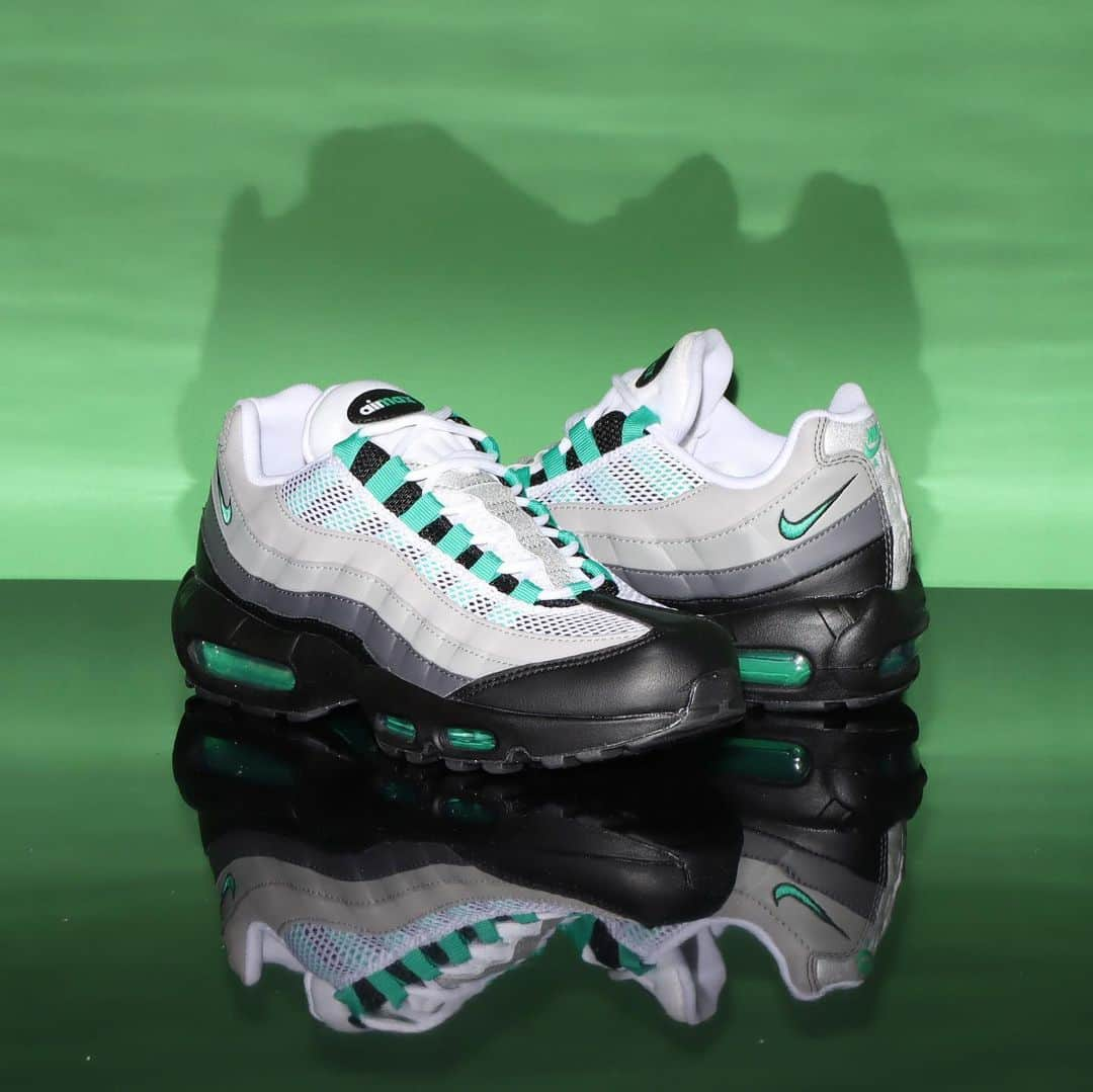 Sports Lab by atmos OSAKAさんのインスタグラム写真 - (Sports Lab by atmos OSAKAInstagram)「. ↓↓↓ 4/28(FRI)RELEASE NIKE W AIR MAX 95 dh8015-002 ¥18,700-(tax included) SIZE : 25.5cm〜29.0cm  ※当店では抽選販売を行います。 ※お1人様、各商品1点ずつの販売とさせて頂きます。 ※コロナ対策の為、必ずマスクを着用の上抽選にご参加下さい。また各店スタッフの指示のもと、検温、アルコール消毒のご協力をお願い致します。  【抽選資格】 ※「atmosアプリ会員」の方 →IDチェックの際にアプリの会員ページをご提示下さい。（不正利用防止の為、アプリの動作確認をさせて頂く場合が御座います。） 会員ページのご提示はリニューアルした新しい 「atmosアプリ」の会員ページとなります。(これまでの「atmosアプリ」は「atmos PINKアプリ」に変更となってますのでお間違えのないようお気をつけください。) 寄ってお並び頂く前に予めダウンロード、会員登録をお願い致します。 ※中学生以上 ※身分証明書をお持ちのお客様(下記1~7のいずれかをご持参下さい) 　1.免許証 　2.住民基本台帳カード 　3.パスポート 　4.写真付き学生証 　5.在留資格カード 　6.マイナンバー 　7.障害者手帳 ※抽選販売になりますので、深夜や早朝からのお並びはご遠慮下さい。また近隣のお店にご迷惑がかかる場合、トラブルなどが発生した場合には 急遽販売を中止させて頂く可能性がございます。  ※その他、抽選に関しての注意事項が多数御座います。抽選に関してのBLOGを必ずご確認ください。 →atmosオンライン上の「MEDIA」から「RELEASE INFO」 →atmosアプリ上の「RELEASE INFO」  【atmos ルクア大阪店 抽選販売方法】 当日AM10:15までにお並び頂いた方へ入店順番を決める抽選に参加する為の整理券を配布致します。 JR大阪駅5階の時空の広場、LUCUA入口前カフェ・レストランご案内看板前を先頭にガラスに沿ってお並び下さい。AM10:15以降にお越しのお客様は如何なる理由がございましても抽選にご参加出来ませんのでご注意下さい。AM8:00より5階時空の広場への入場が可能となりますので必ずAM8:00以降に指定場所にお集まり下さい。AM8:00より前に5階時空の広場へ上がる3階のエスカレーター、階段前へのお並びは一切禁止させていただいております。よってAM8:00より以前にできた並び、順番等は一切無効とさせていただきます。※AM10:15から抽選開始ではございません。抽選、販売の開始にはお時間を要することが予想されますので予めご了承ください。  #atmos #アトモス」4月27日 20時48分 - atmos_lucua_osaka